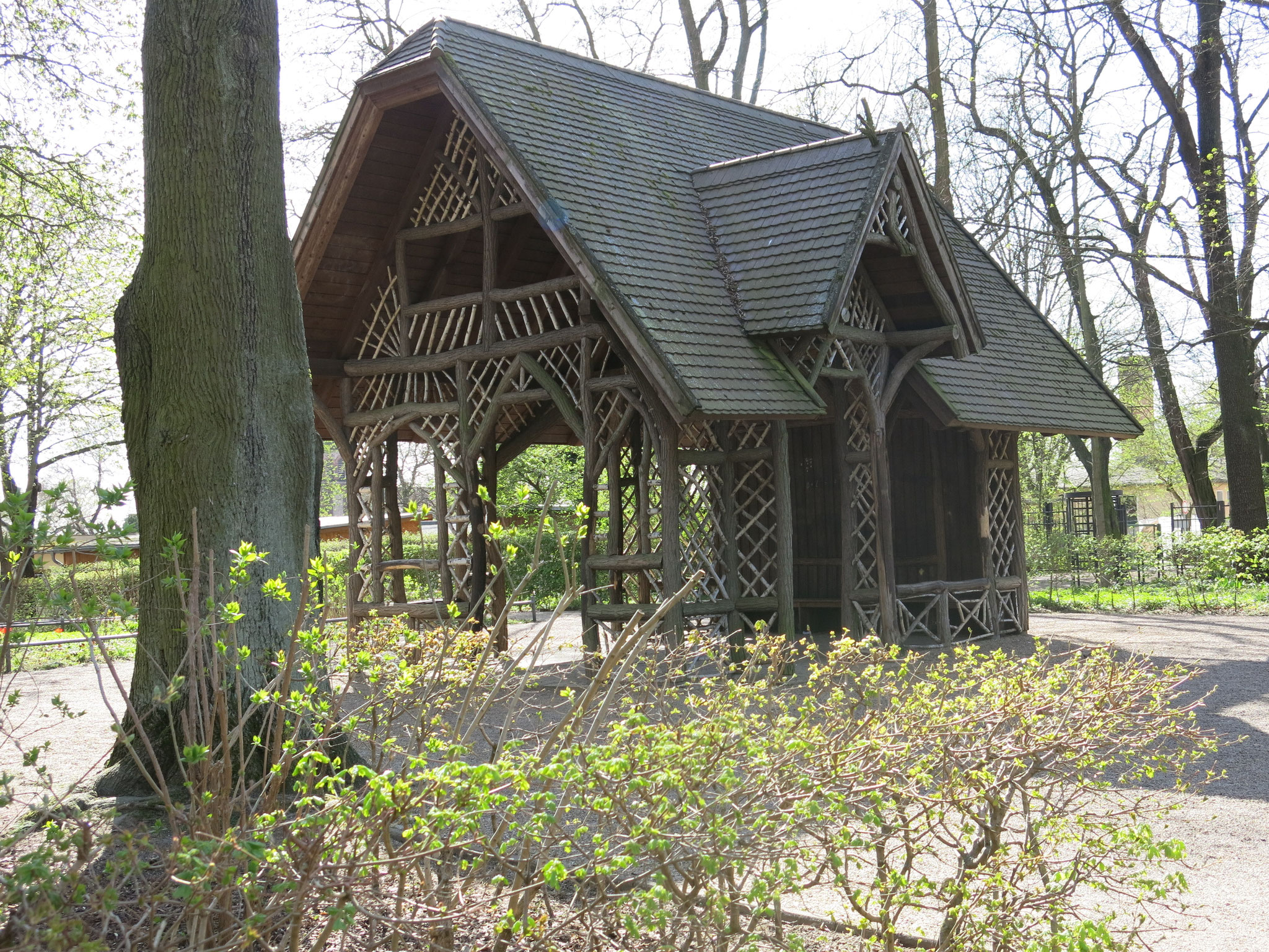 Tipp 4: Schlosspark Biesdorf, Teepavillon aus Robinien- und Birkenholz
