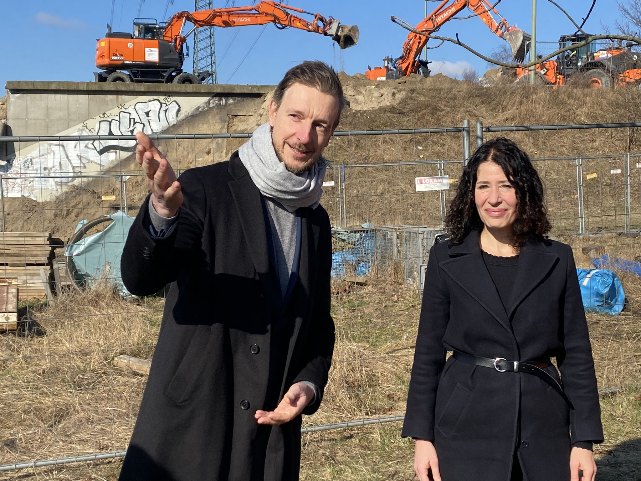 Marzahn-Hellersdorfs Bezirksbürgermeister Gordon Lemm (SPD) und Verkehrssenatorin Bettina Jarasch (Grüne) beim gemeinsamen Baustellenbesuch in Marzahn