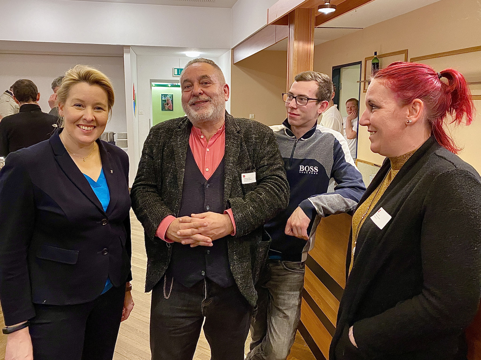 Franziska Giffey tauschte sich auch mit dem Team der Spielplatzinitiative aus.