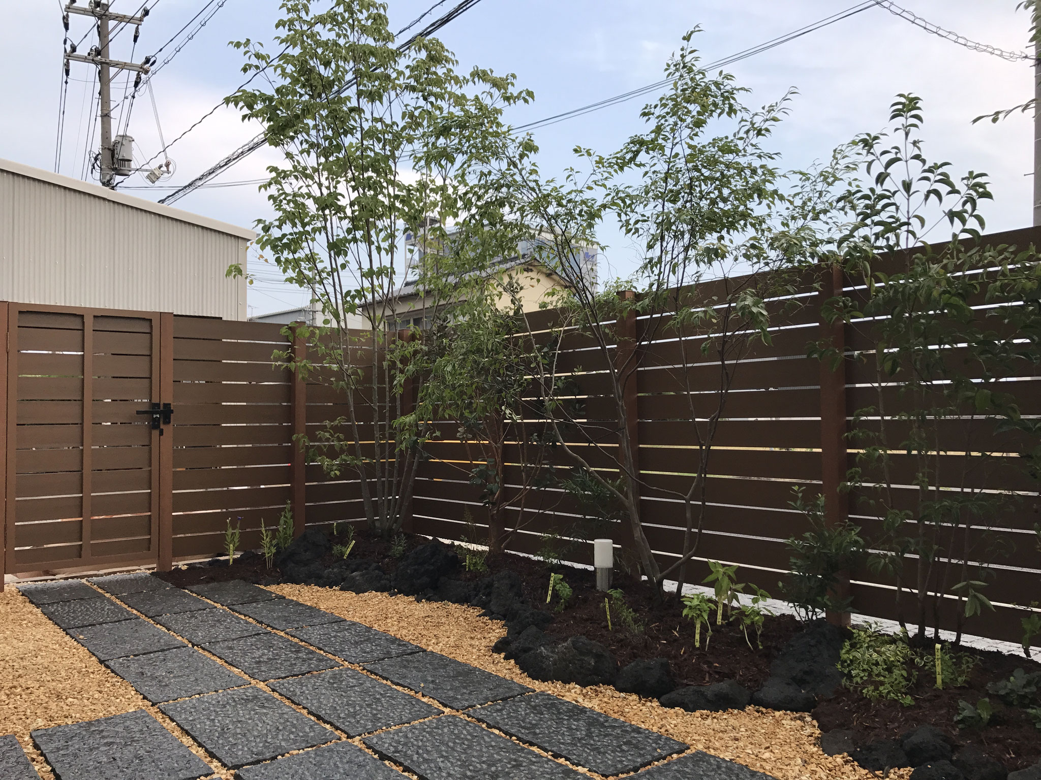 外構　エクステリア　庭　フェンス　ブロック　石張り　岡山市