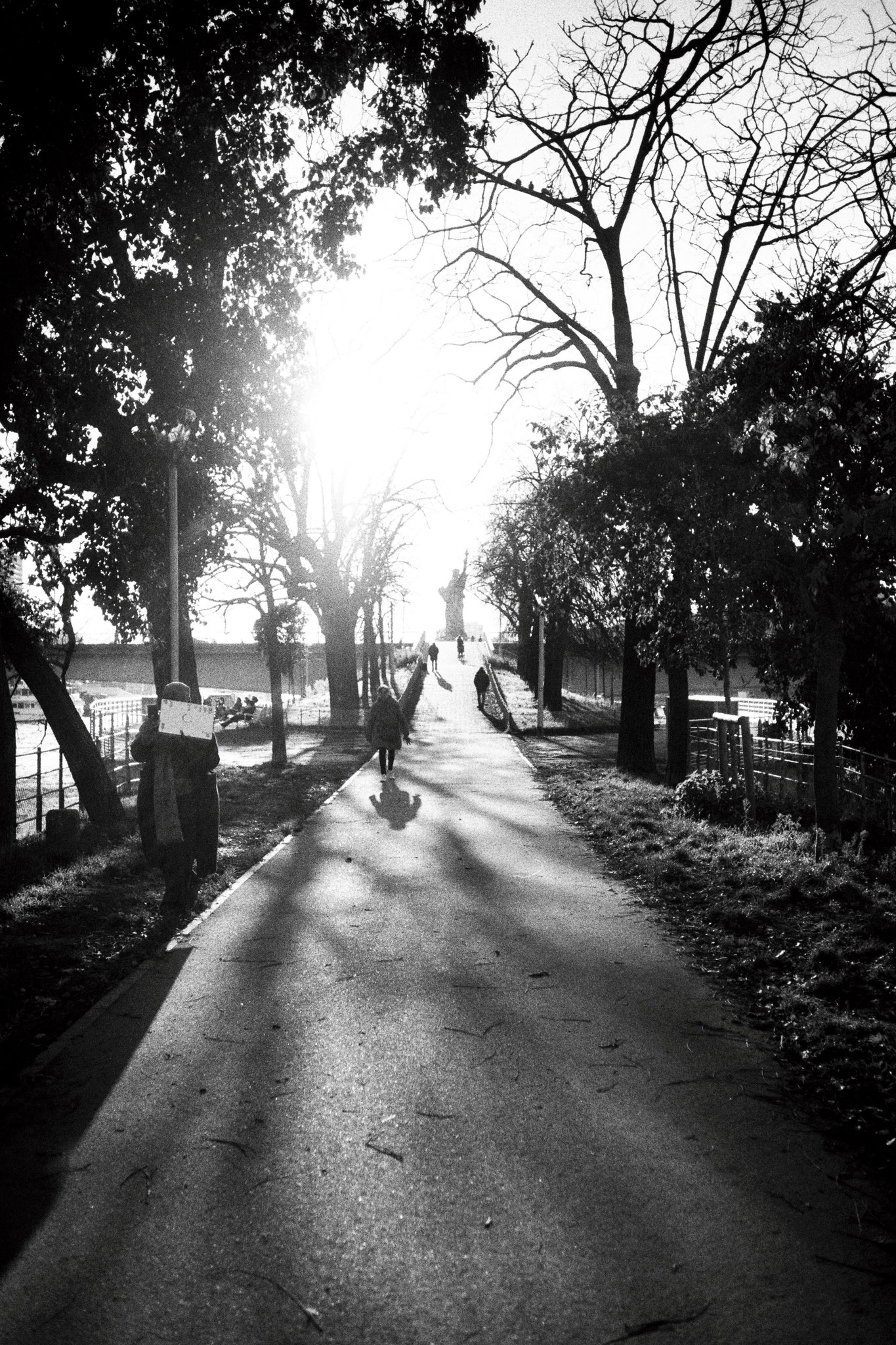 "Light to liberty" Île aux Cygnes, Paris (2025). Rollei RPX 100. © Clémence Rougetet
