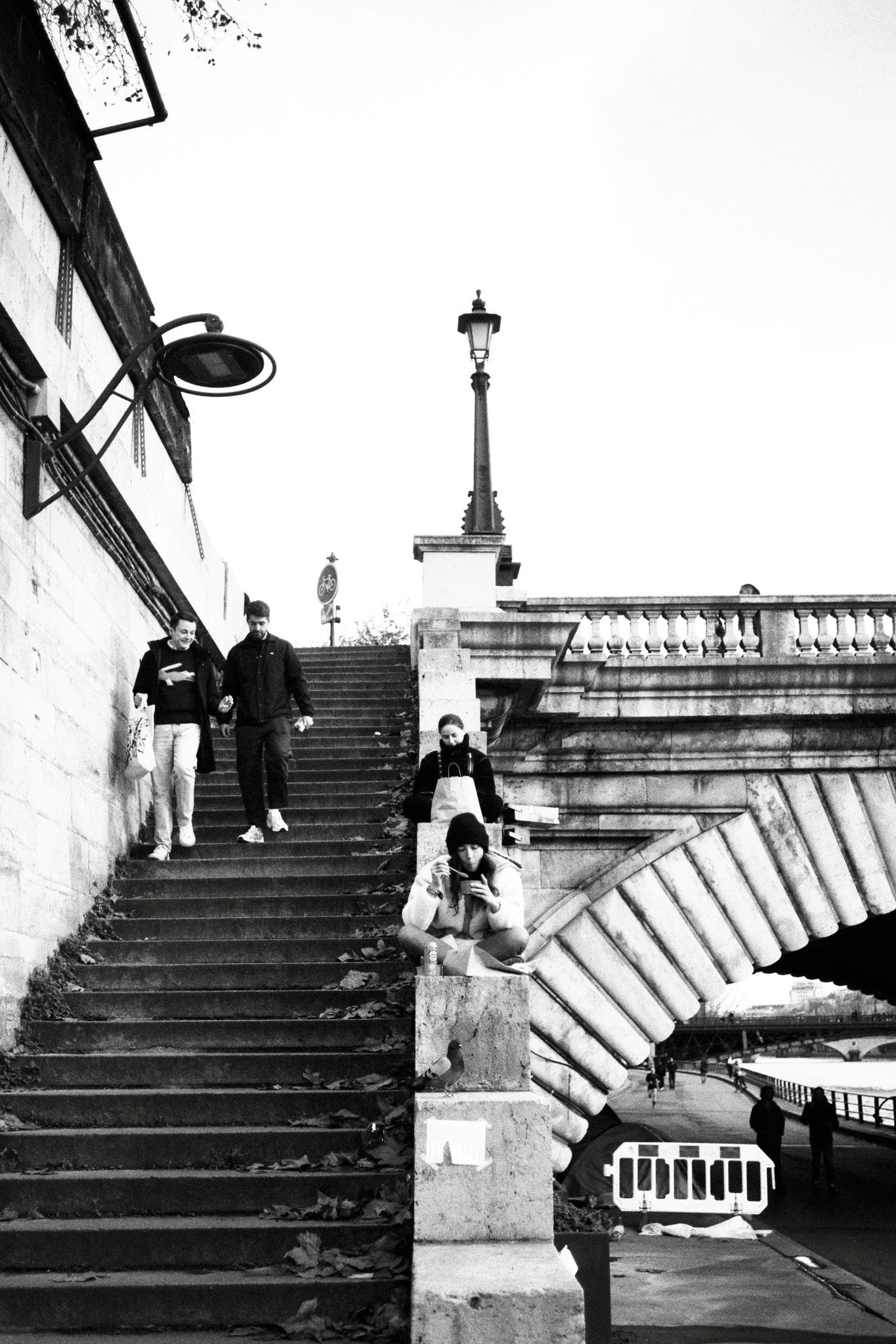 "Steps of lunch" - Paris (2024). Rollei RPX 100 ASA. © Clémence Rougetet