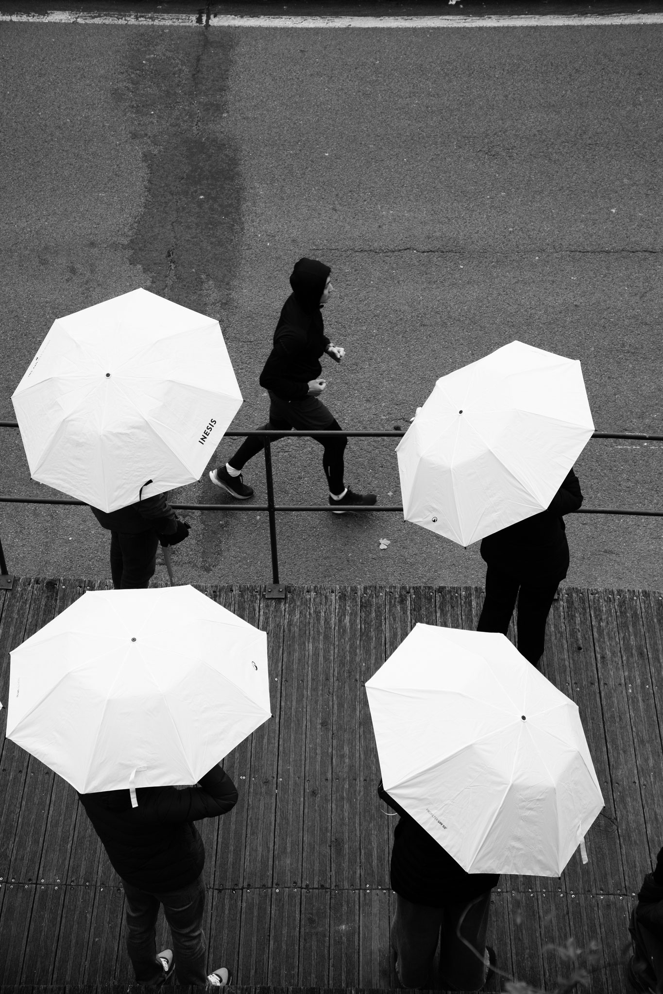 "Run after an umbrella", Paris (2026). © Clémence Rougetet