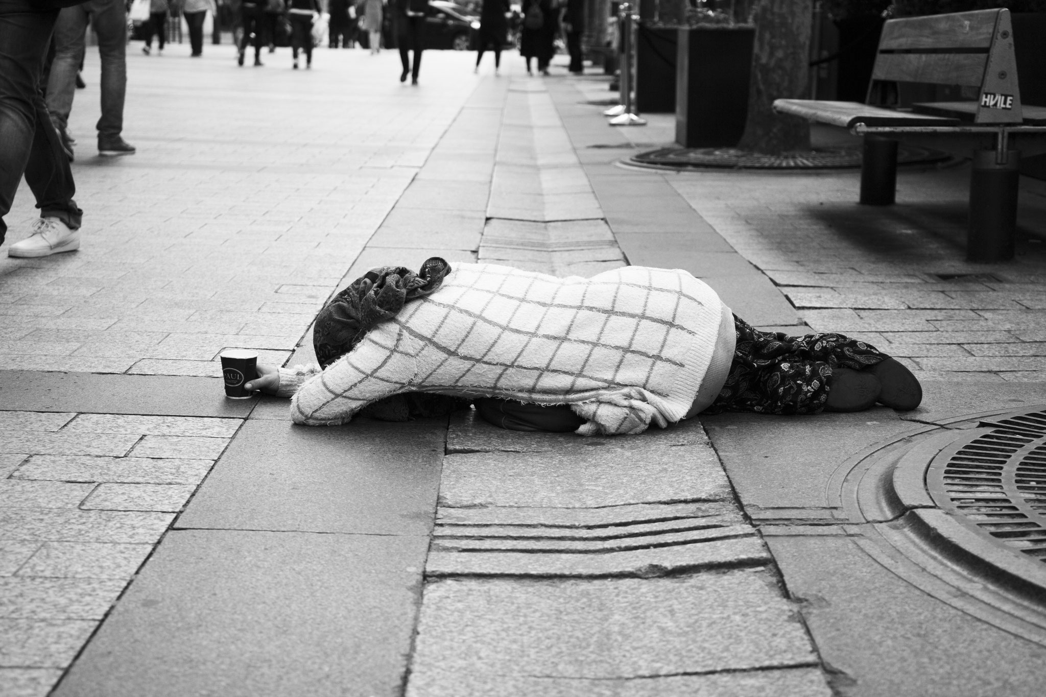"No money" - Avenue des Champs-Élysées (2016). © Clémence Rougetet