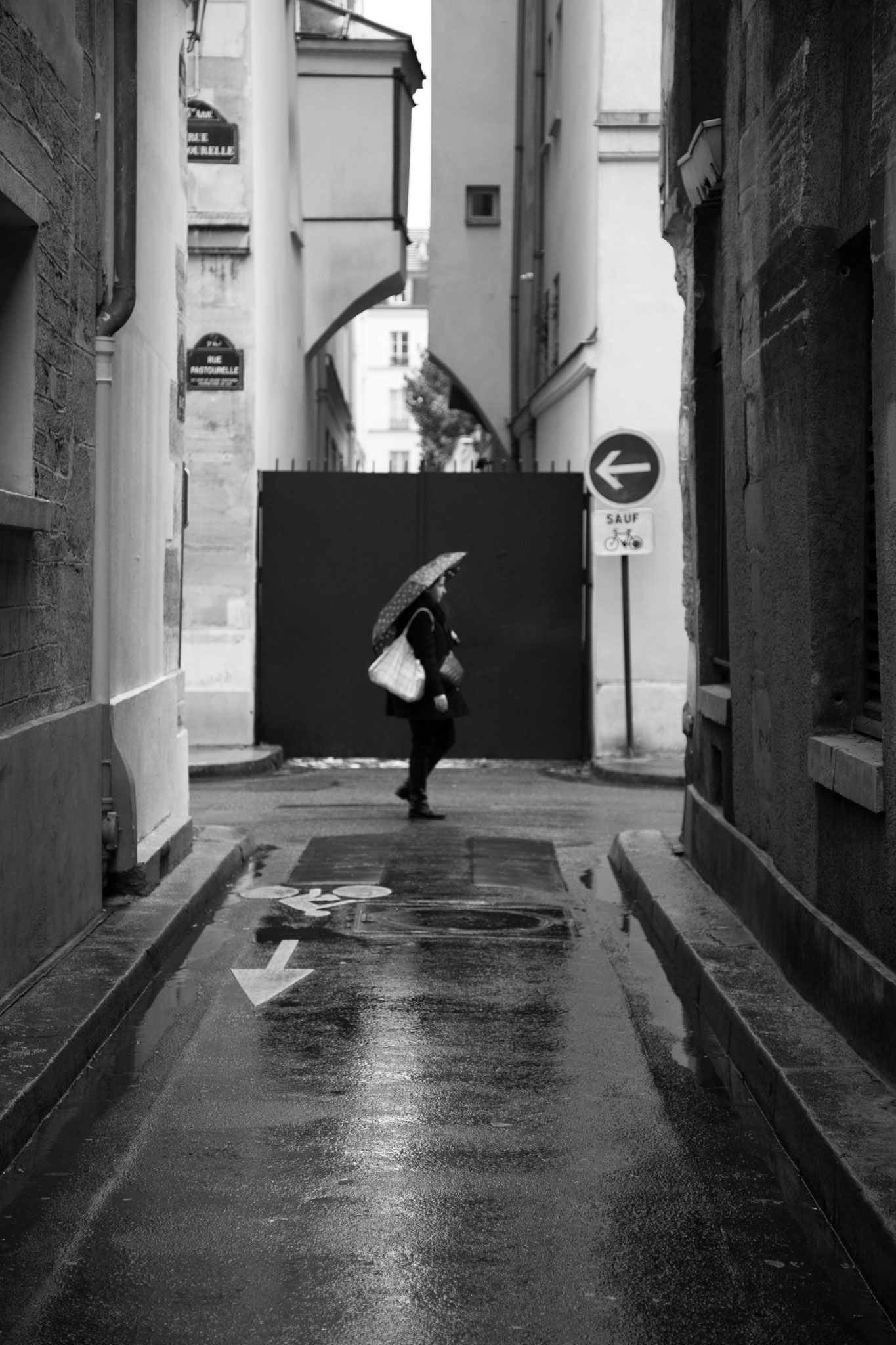 "Rainy lady" - Rue de Beauce, Paris (2026). © Clémence Rougetet