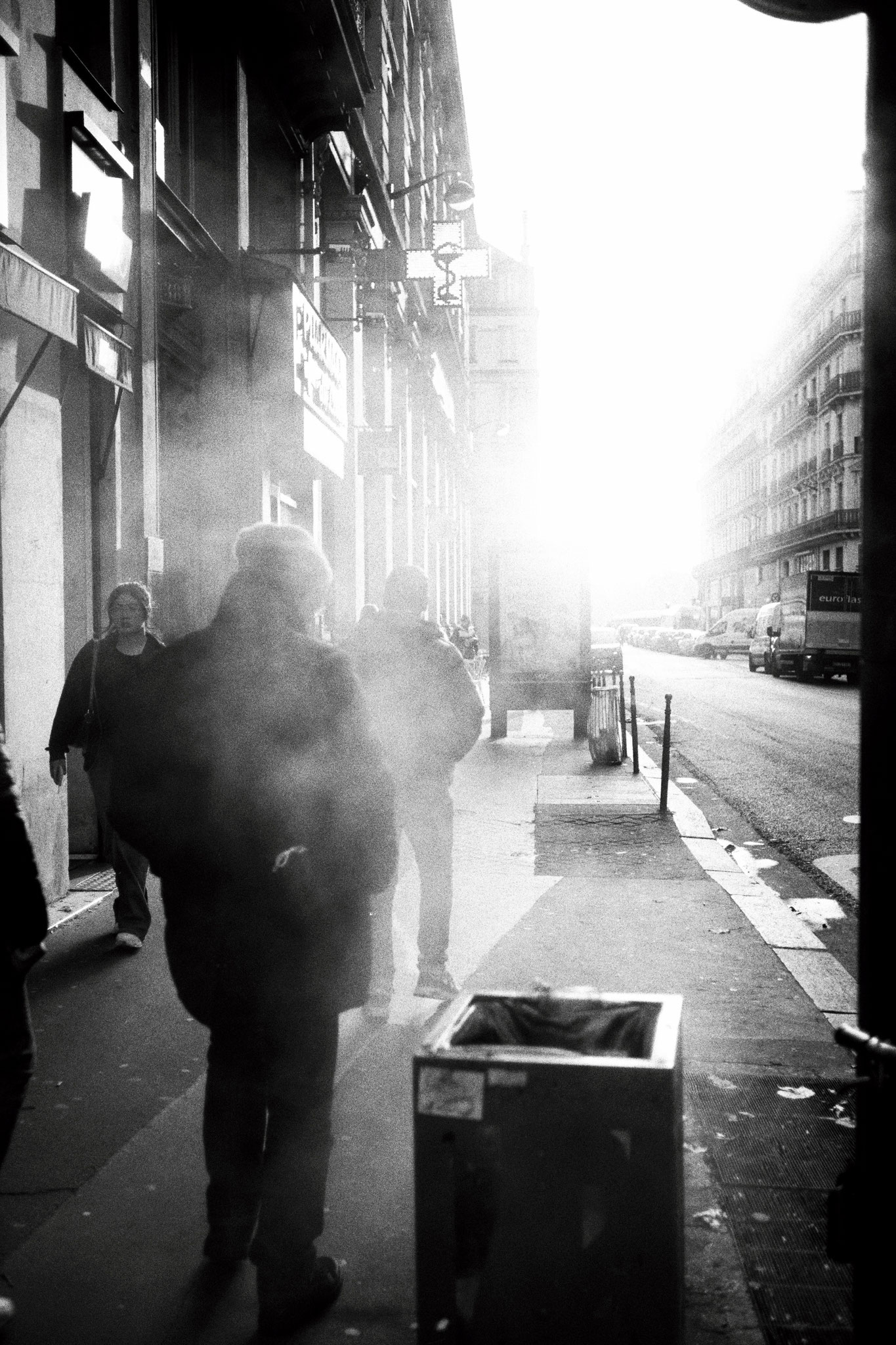 "Smog in the street" - Paris (2024). Pellicule utilisée: Rollei RPX 100. © Clémence Rougetet