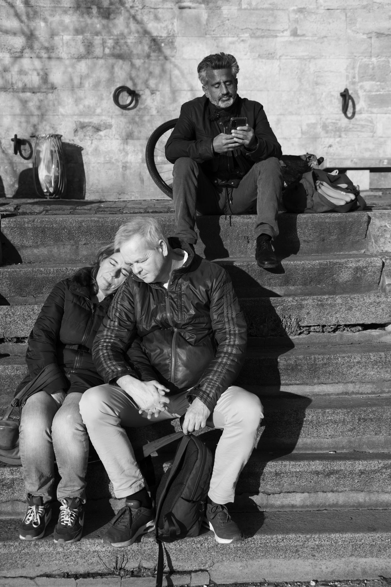 "Connected people" - Paris (2025). © Clémence Rougetet