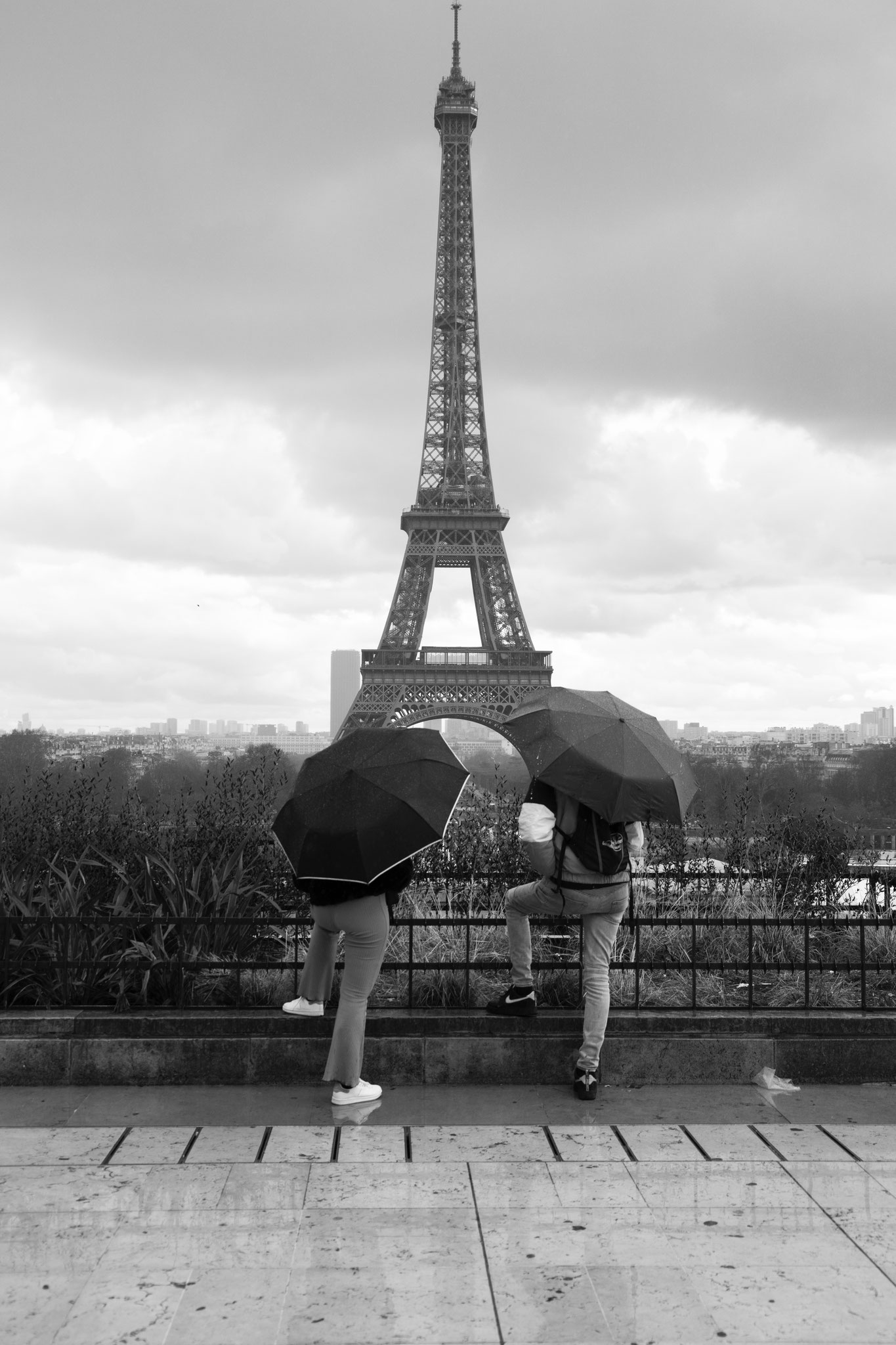 "Umbrella twins" - Trocadéro, Paris (2026). © Clémence Rougetet