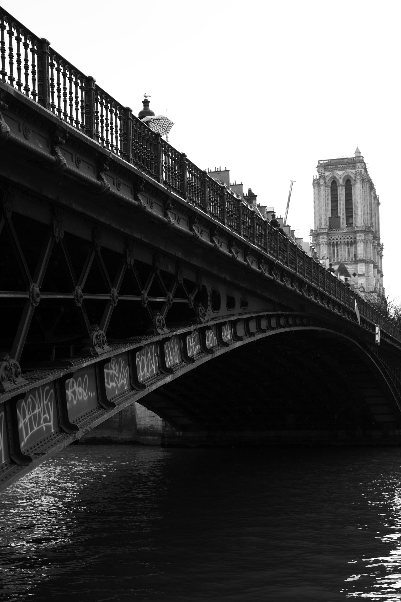 "Between rain and sun" - Pont d'Arcole, Paris (2025). © Clémence Rougetet