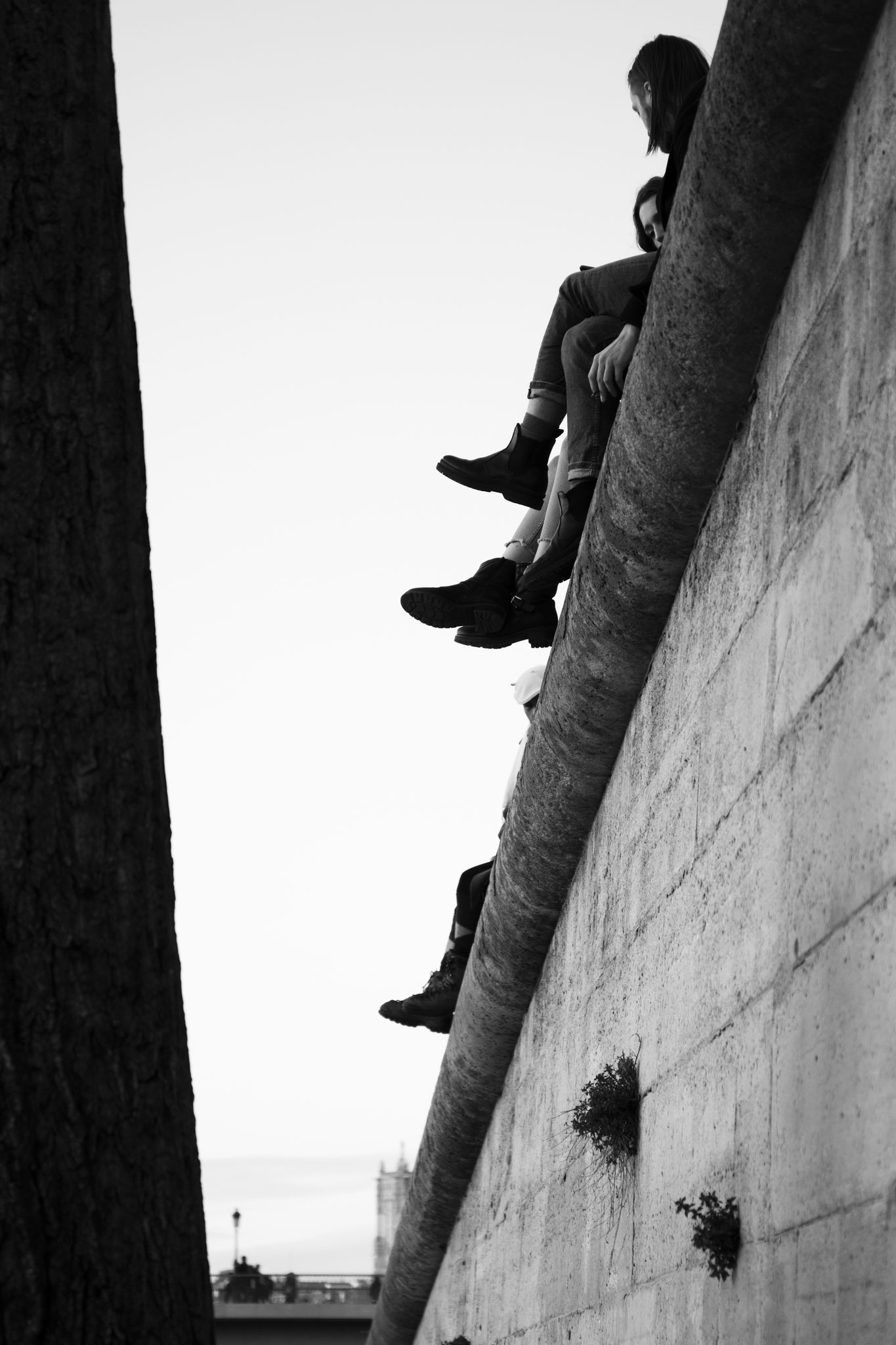 "Parisian feetscape" - Quai d'Orléans (2022). © Clémence Rougetet