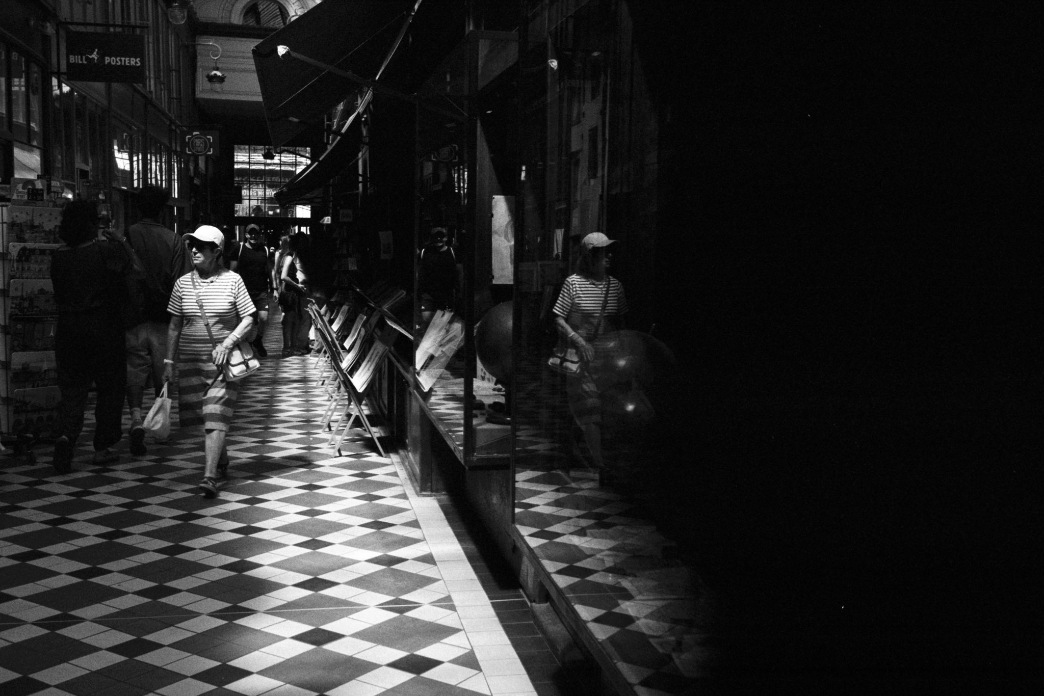 "Summer shopping" - Galerie Vivienne, Paris (2025). Nation Photo 400 ASA. © Clémence Rougetet