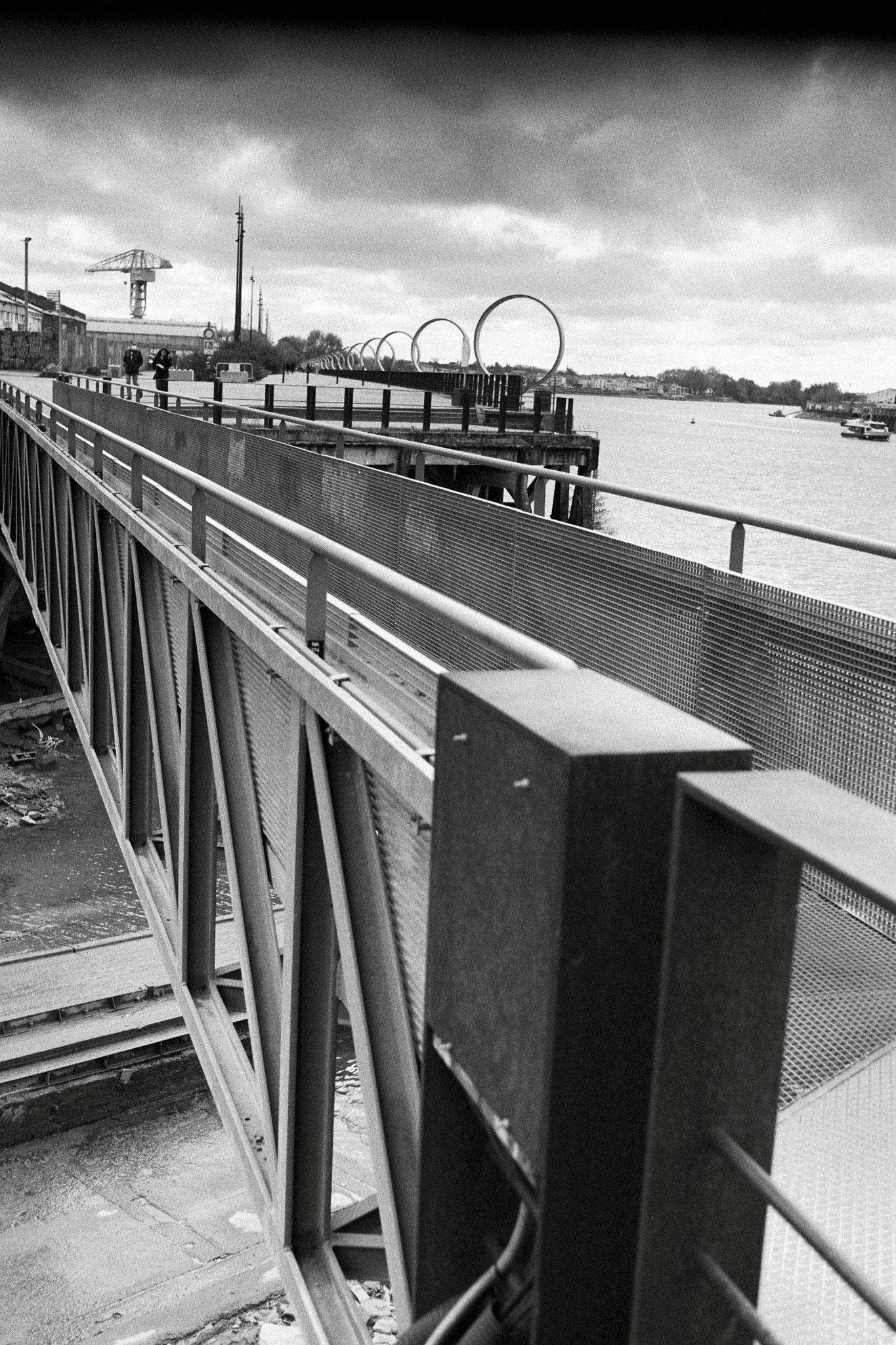 "Keep moving" - Quai des Antilles, Nantes (2021). Street Candy MKN 100 ASA. © Clémence Rougetet 