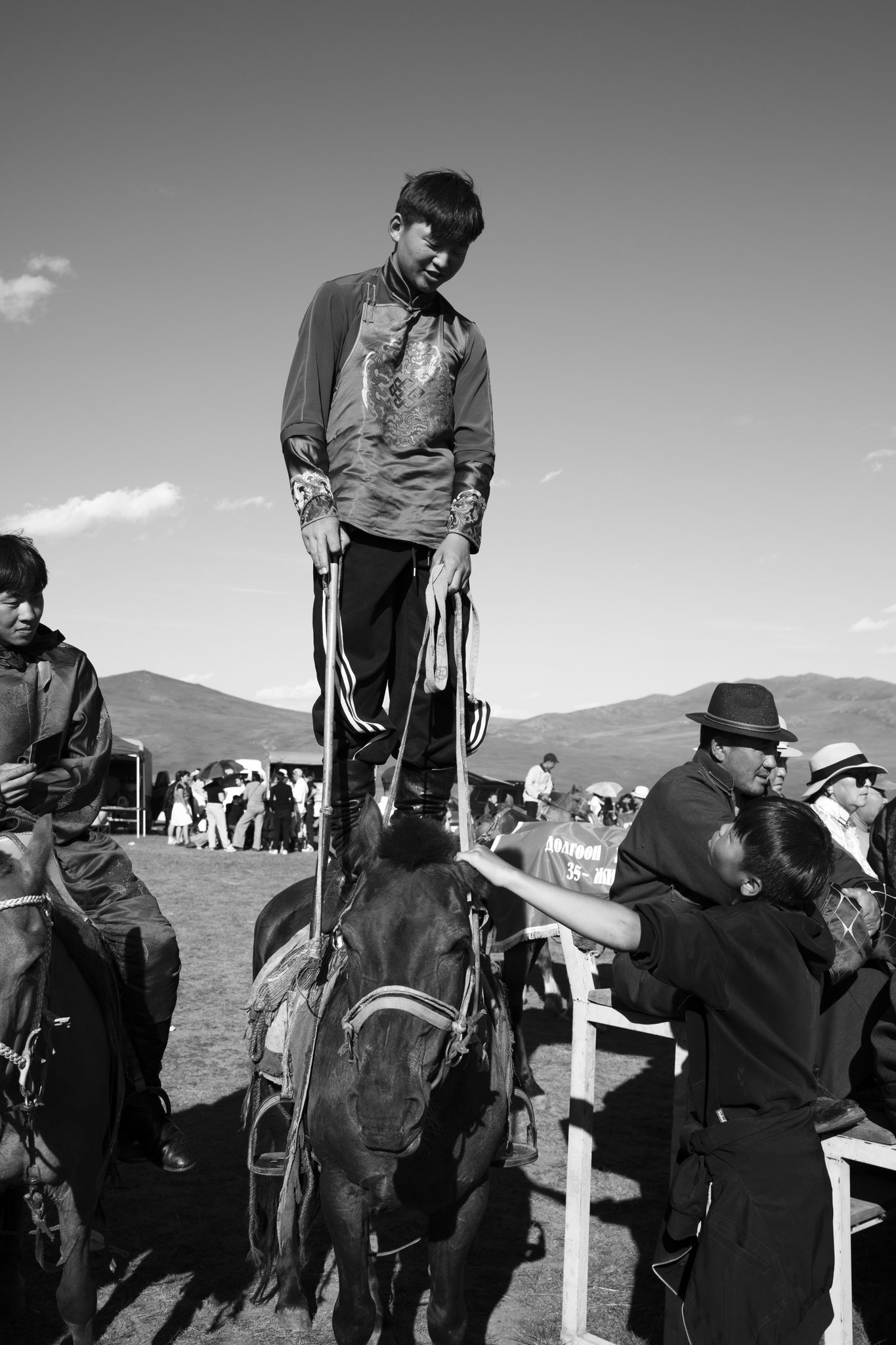"Higher before the ride" - Fête du Naadam. Province d’Uvur Khangai, Mongolie (2025). © Clémence Rougetet