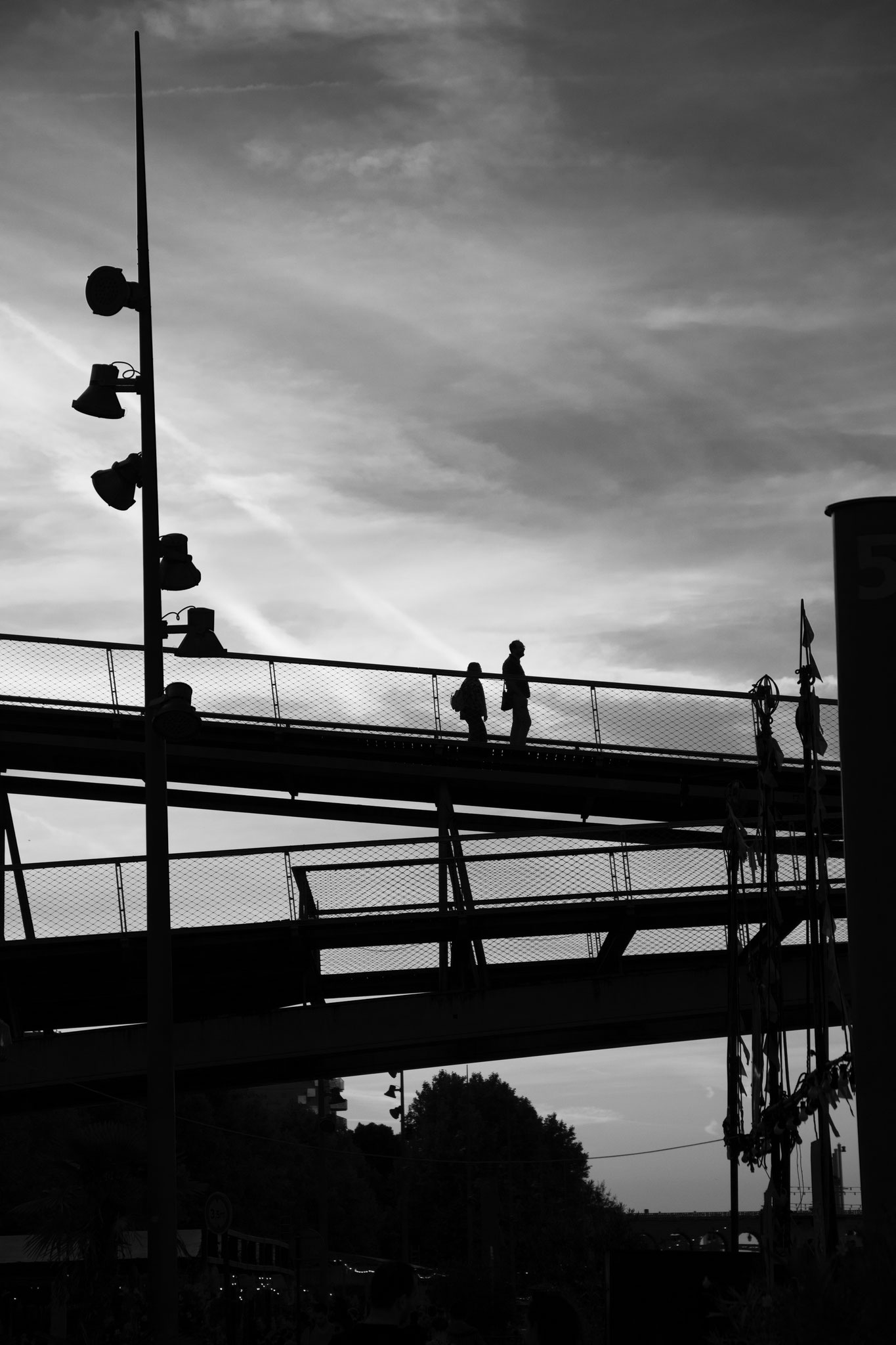 "New day is coming" - Passerelle Simone de Beauvoir, Paris (2022). © Clémence Rougetet