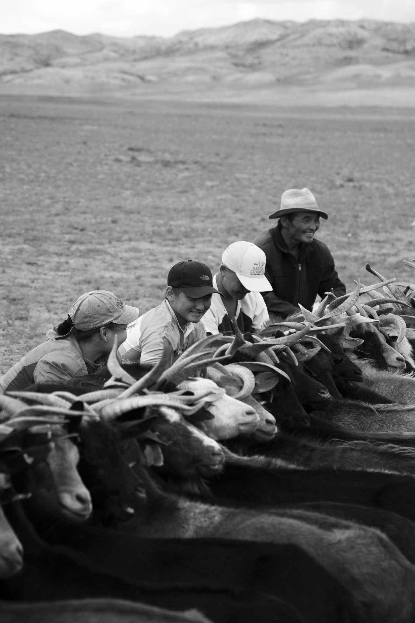 "Good vibes in family" - De gauche à droite: Khishigee, Aruibataar, Molom et leur père Bold. Mongolie (2025). © Clémence Rougetet