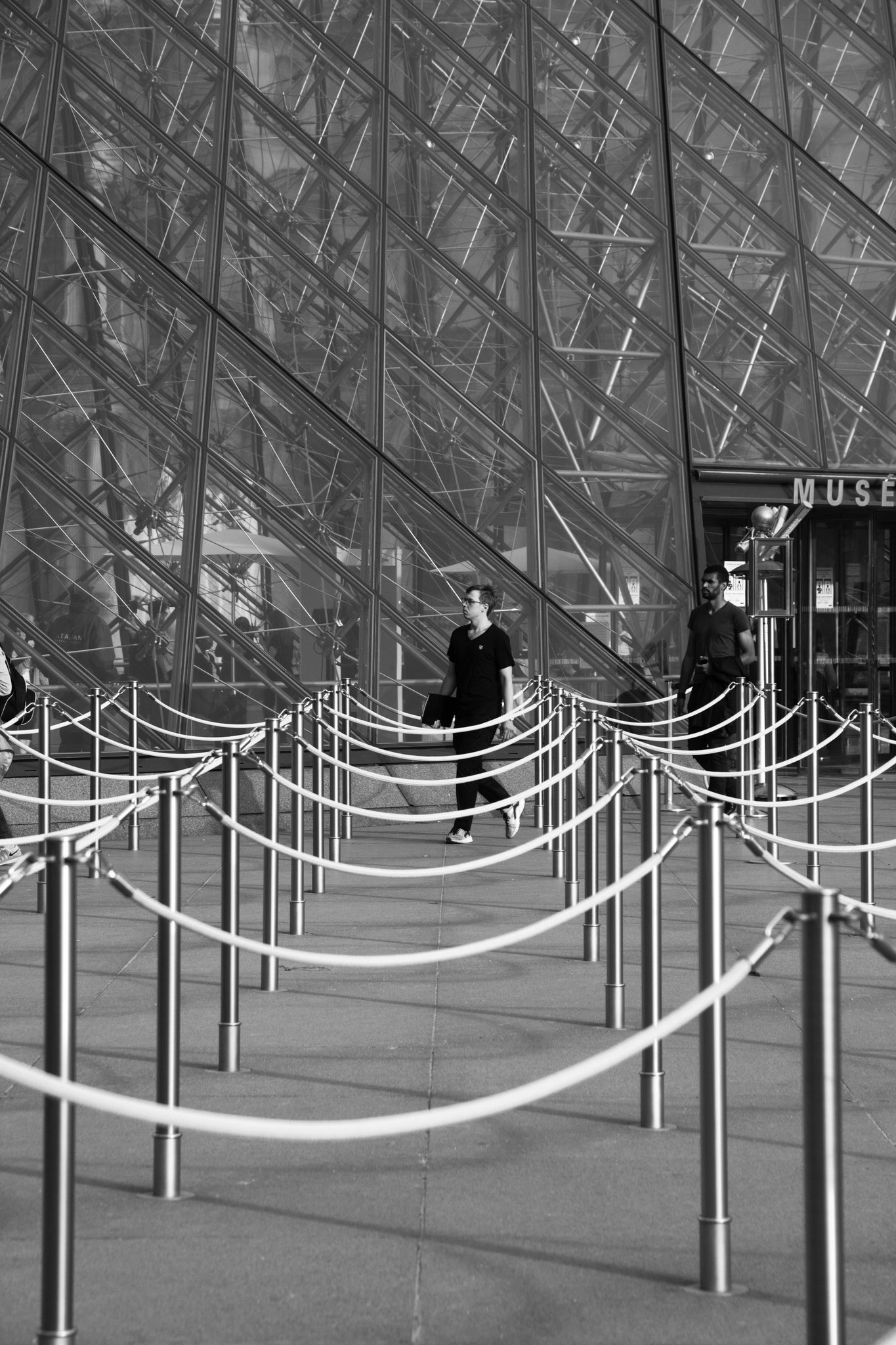 "Don't cross the line" - Musée du Louvre (2017). © Clémence Rougetet