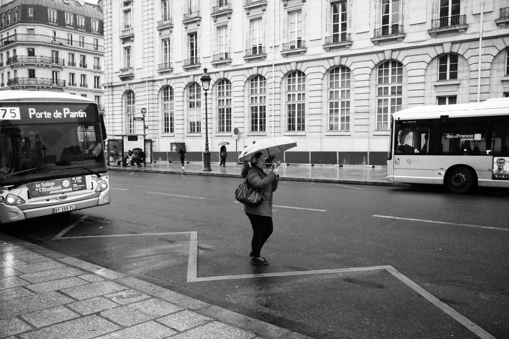 "Check your bus" - Rue Soufflot, Paris (2026). © Clémence Rougetet