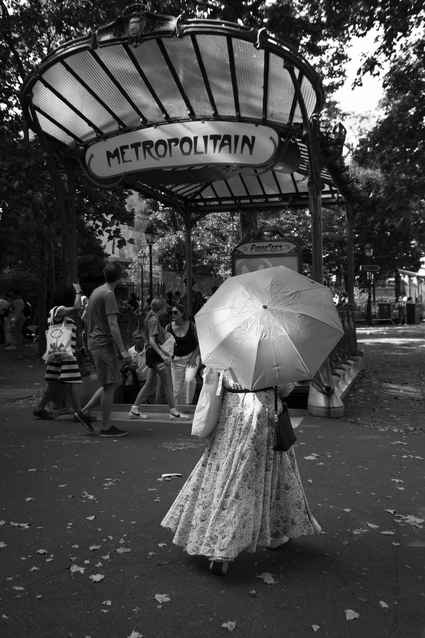 "No sun umbrella" - M° Abbesses, Montmartre, Paris (2025). © Clémence Rougetet