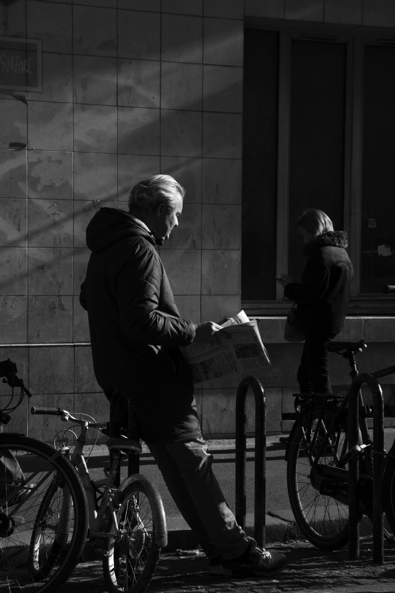 "Street readers" - Paris (2025). © Clémence Rougetet
