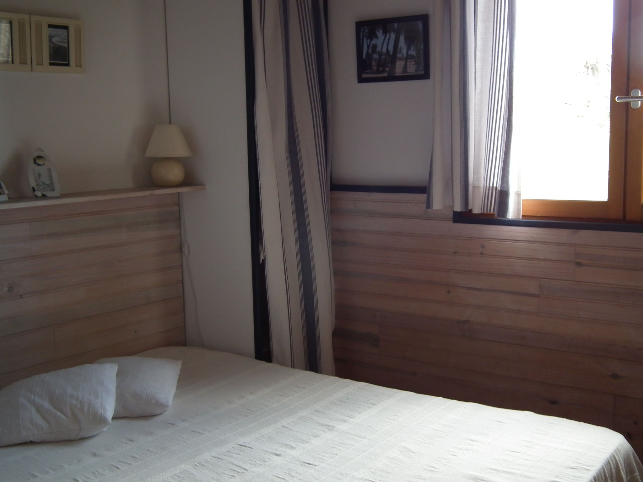 Bedroom with curtain divider and window, Bungalow 9 T4, holiday rental Le Cardinal des Grands Bleus