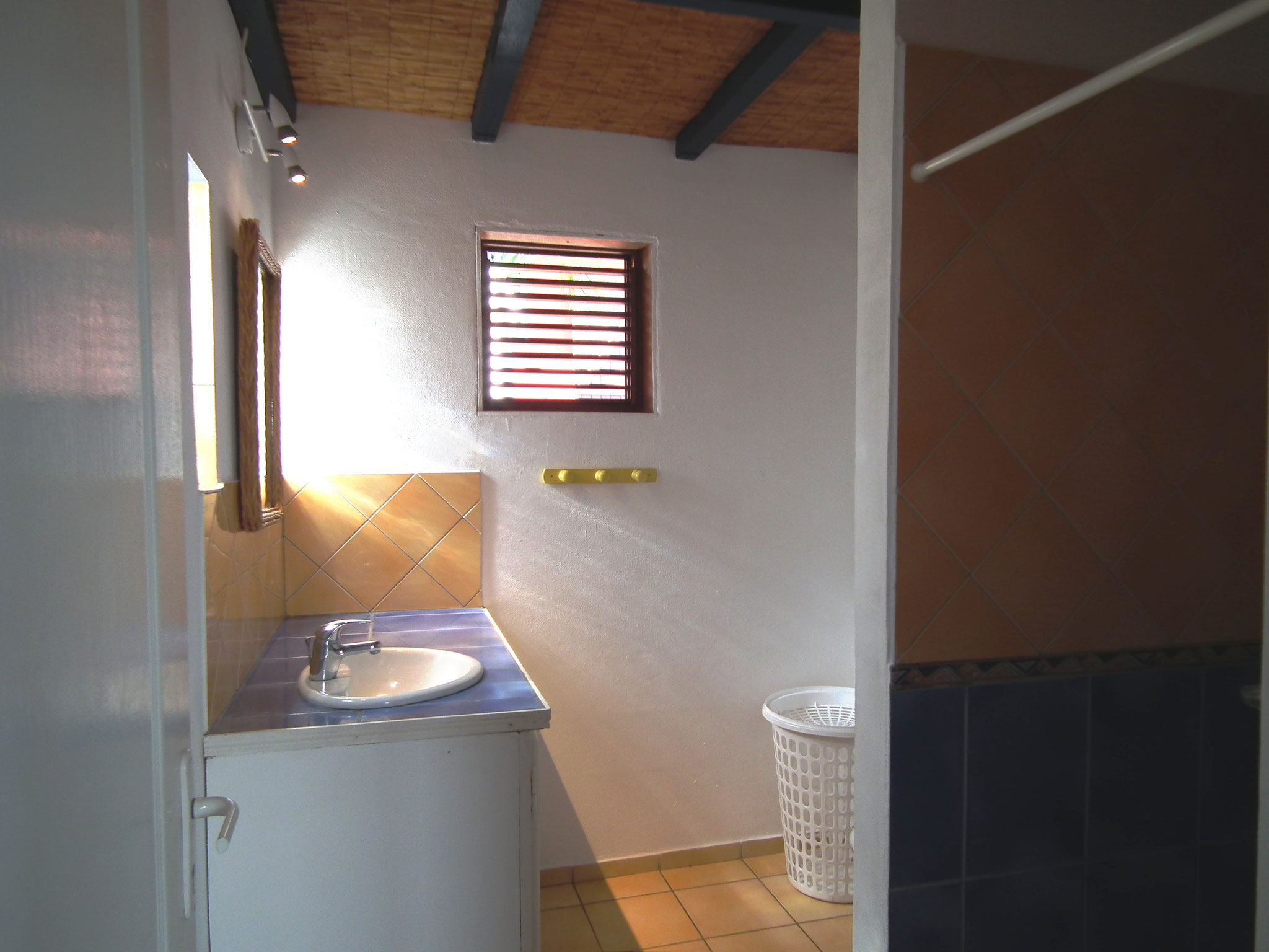 Salle de bain bungalow n°7 – douche, lavabo, WC, carrelage