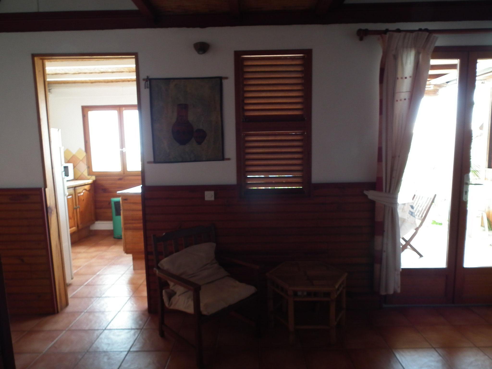 Interior hallway with wooden louvred shutters, Bungalow 9, large holiday bungalow Saint-Leu Réunion