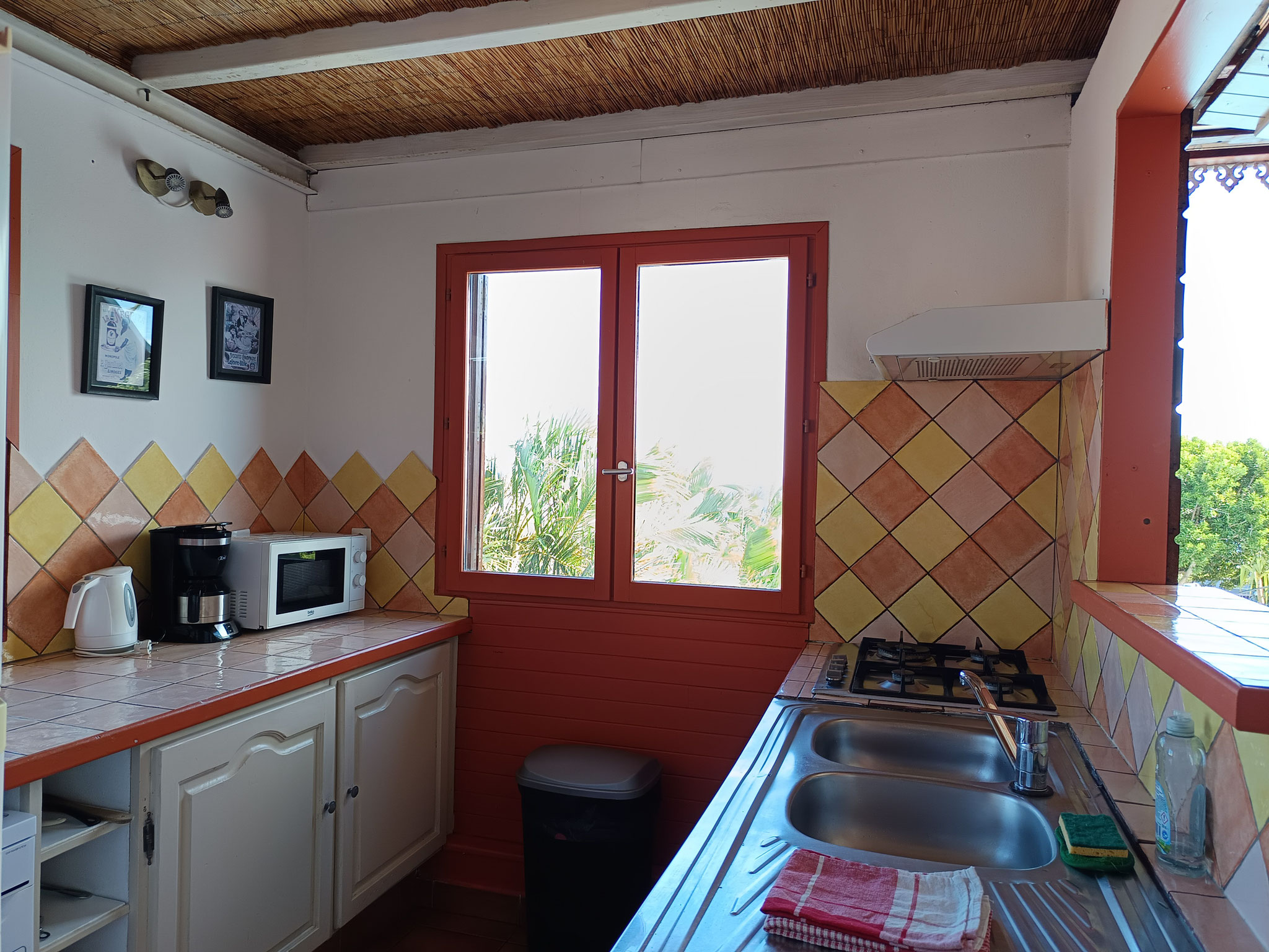 Cuisine bungalow n°9 – hotte aspirante, plaque de cuisson, évier, plan de travail carrelé
