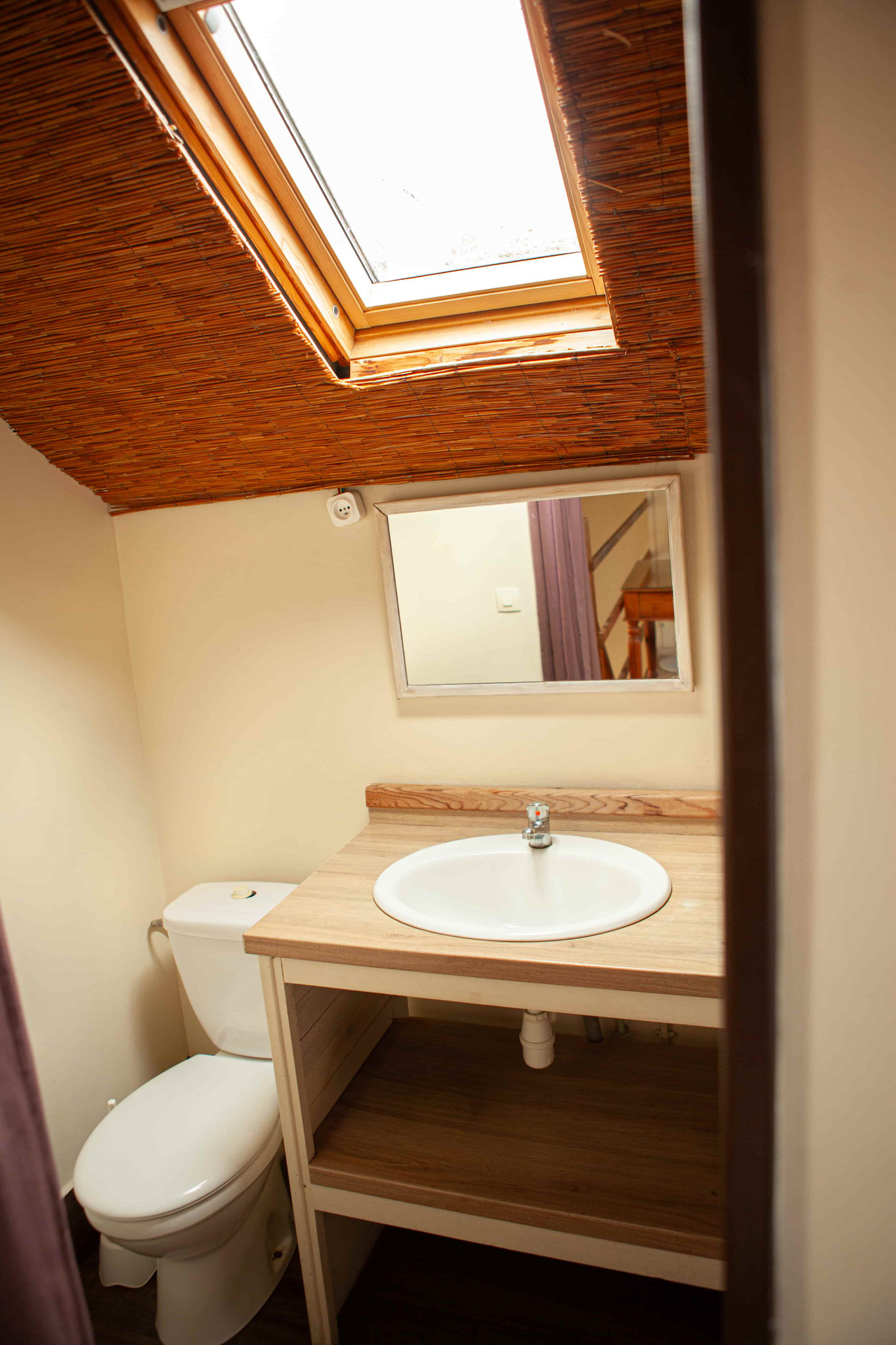 Bathroom under the eaves with skylight and warm tones, Bungalow 10 T4, Le Cardinal des Grands Bleus