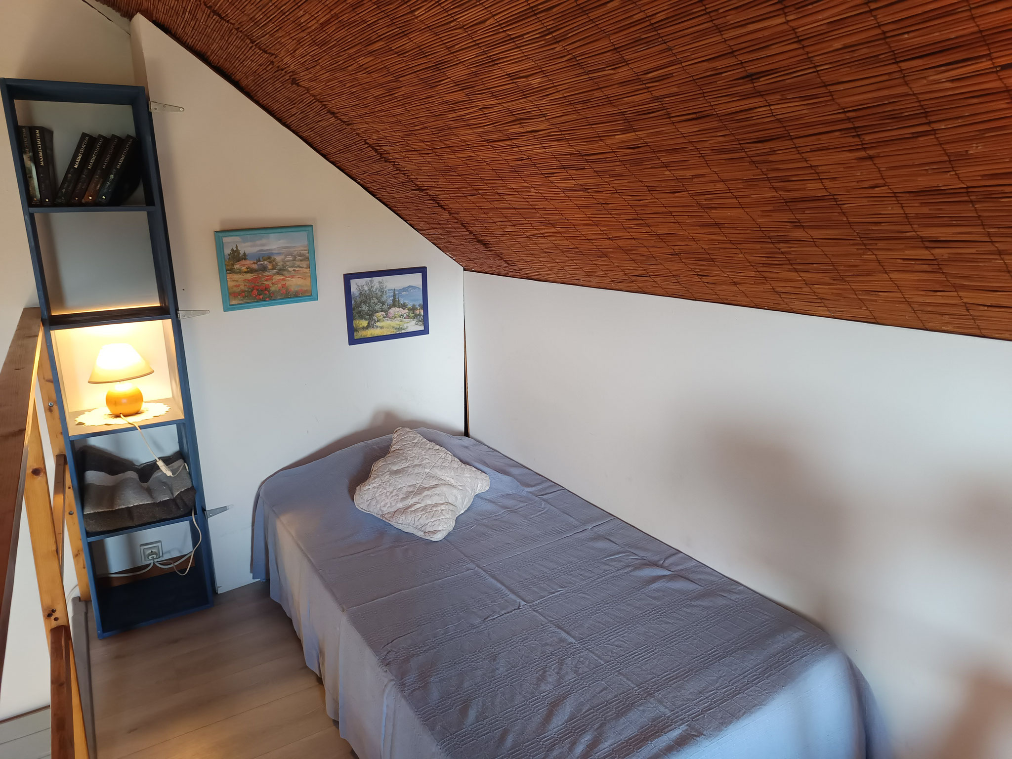Single bed in mezzanine area with sloped ceiling, Bungalow 7, large holiday bungalow Reunion Island