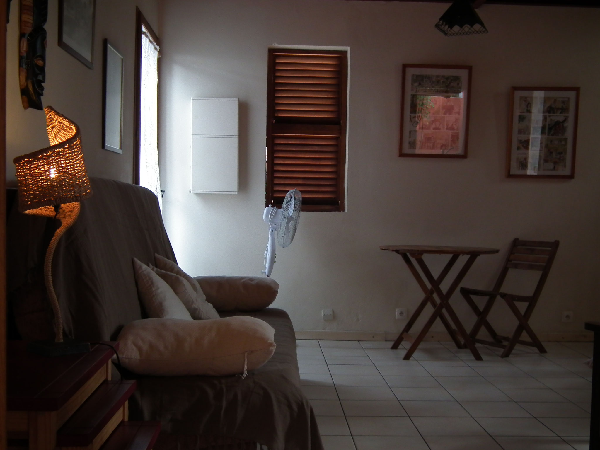 Séjour bungalow n°10 – fauteuil, volets bois, décoration créole