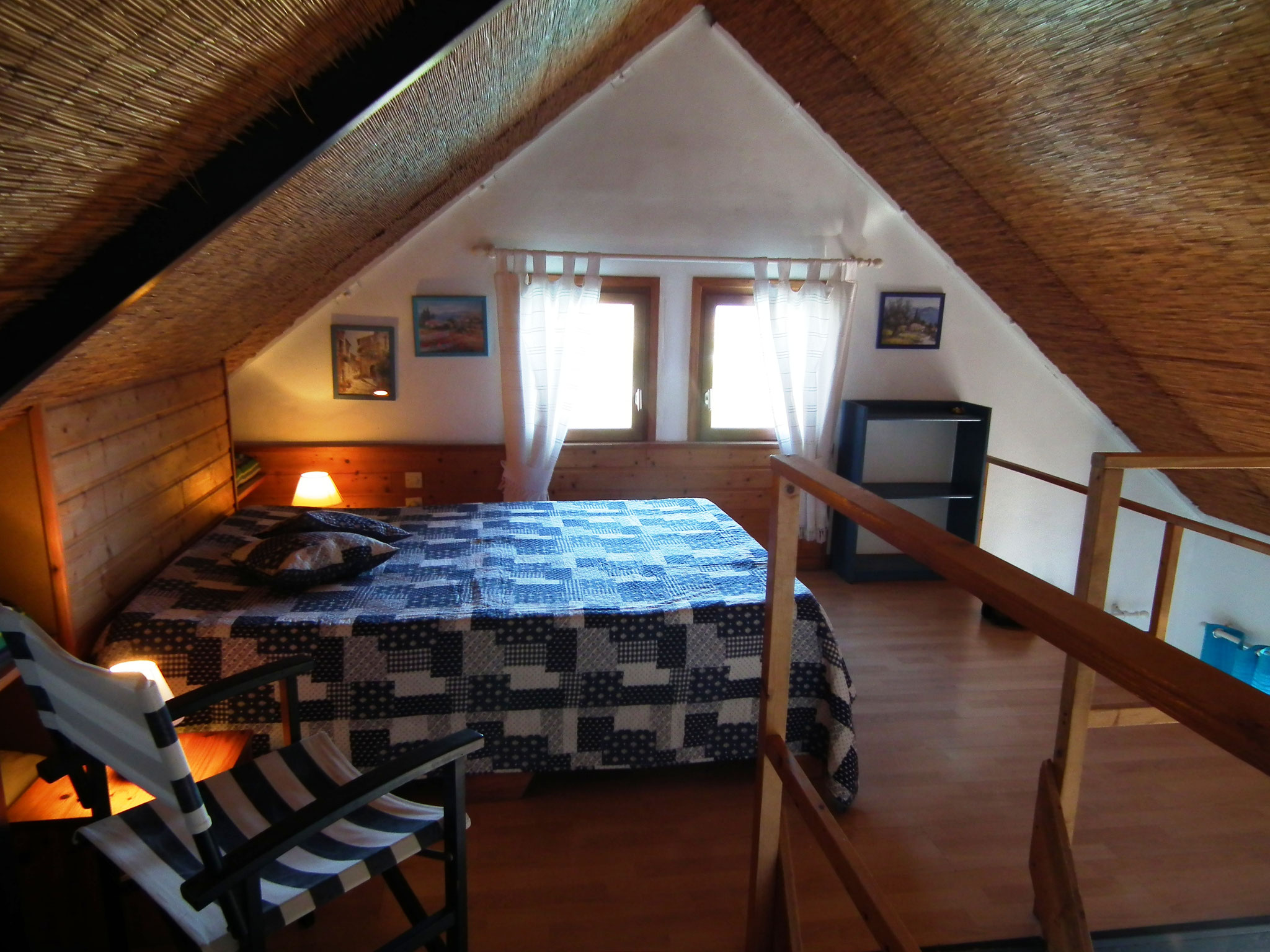 Mezzanine bungalow n°7 – lit double, plafond bois chaume, vue d'angle