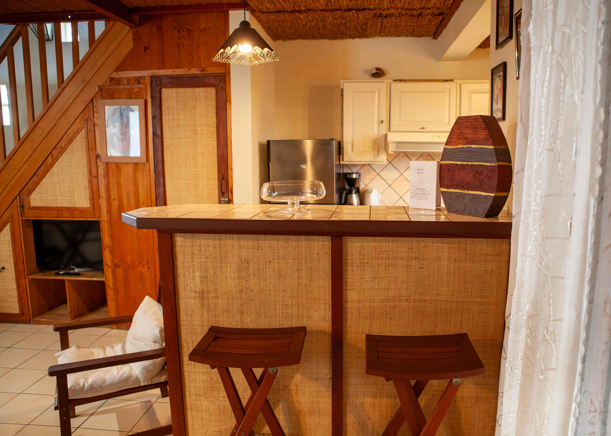 Kitchen island with bar stools and pendant lighting, Bungalow 10, premium rental Le Cardinal des Grands Bleus