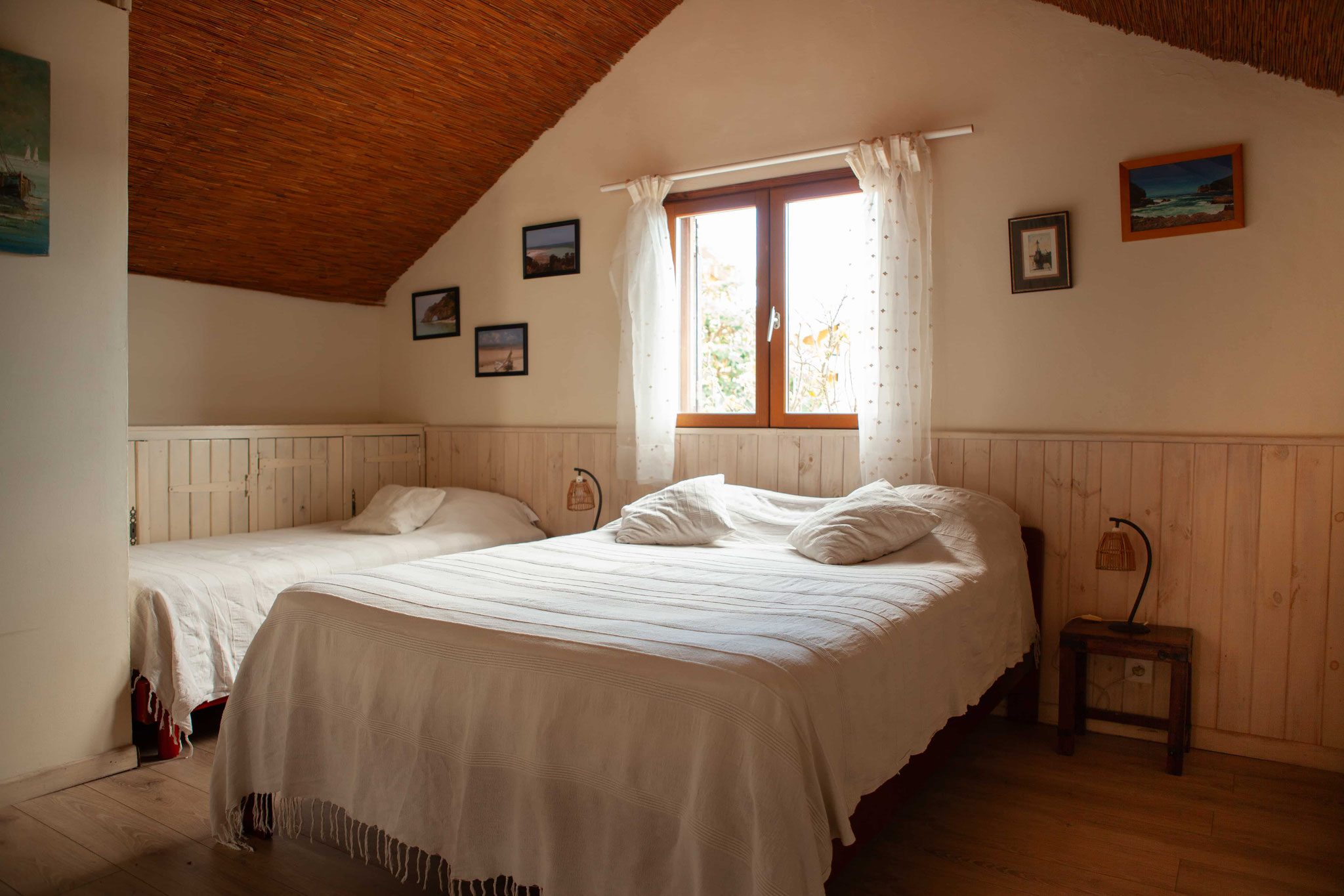 Double bedroom in mezzanine with white bedding and sloped ceiling, Bungalow 10, bungalow rental Saint-Leu Réunion