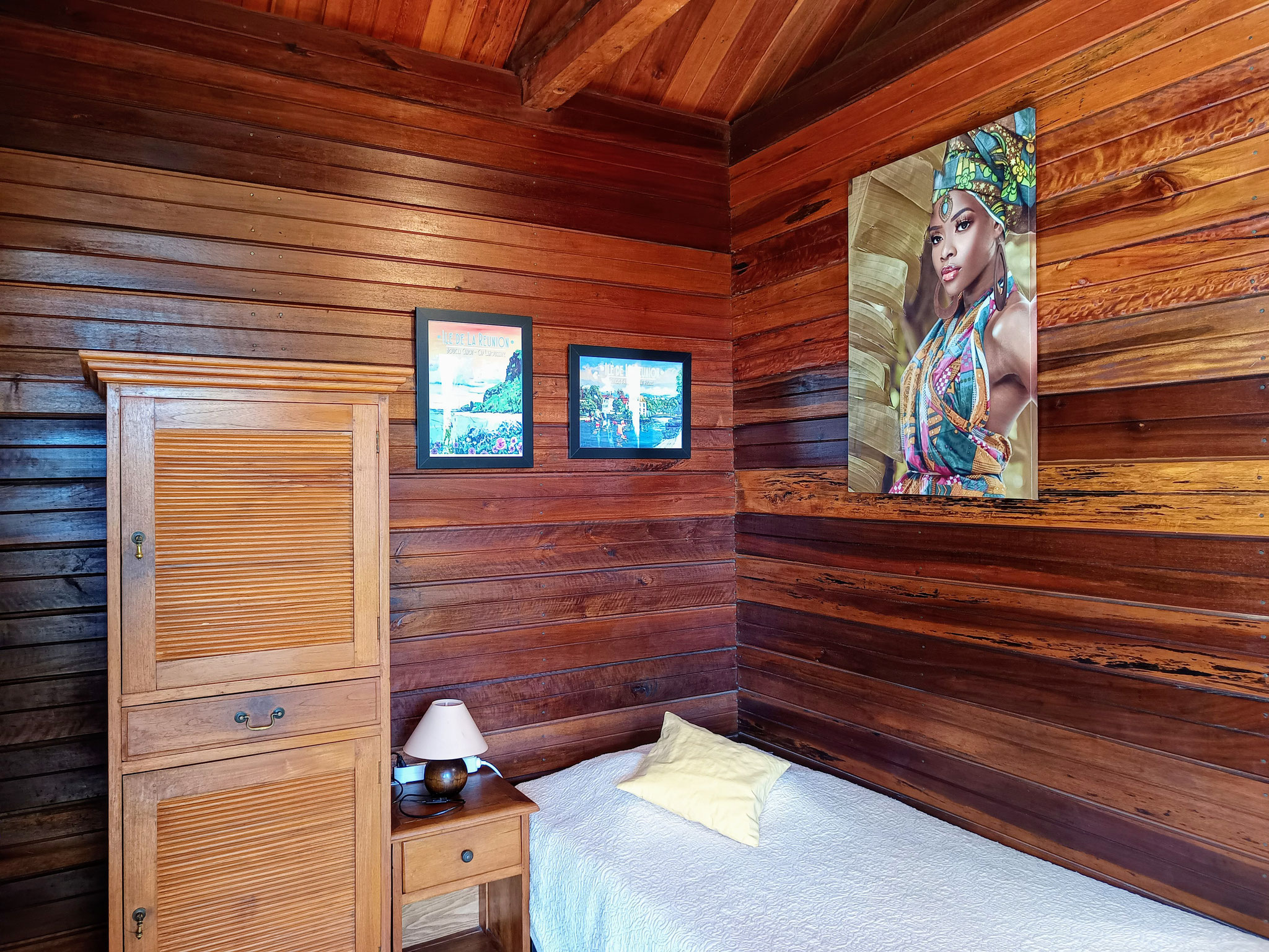Single bedroom with framed artwork, Bungalow 3, Creole-style bungalow rental Saint-Leu Réunion