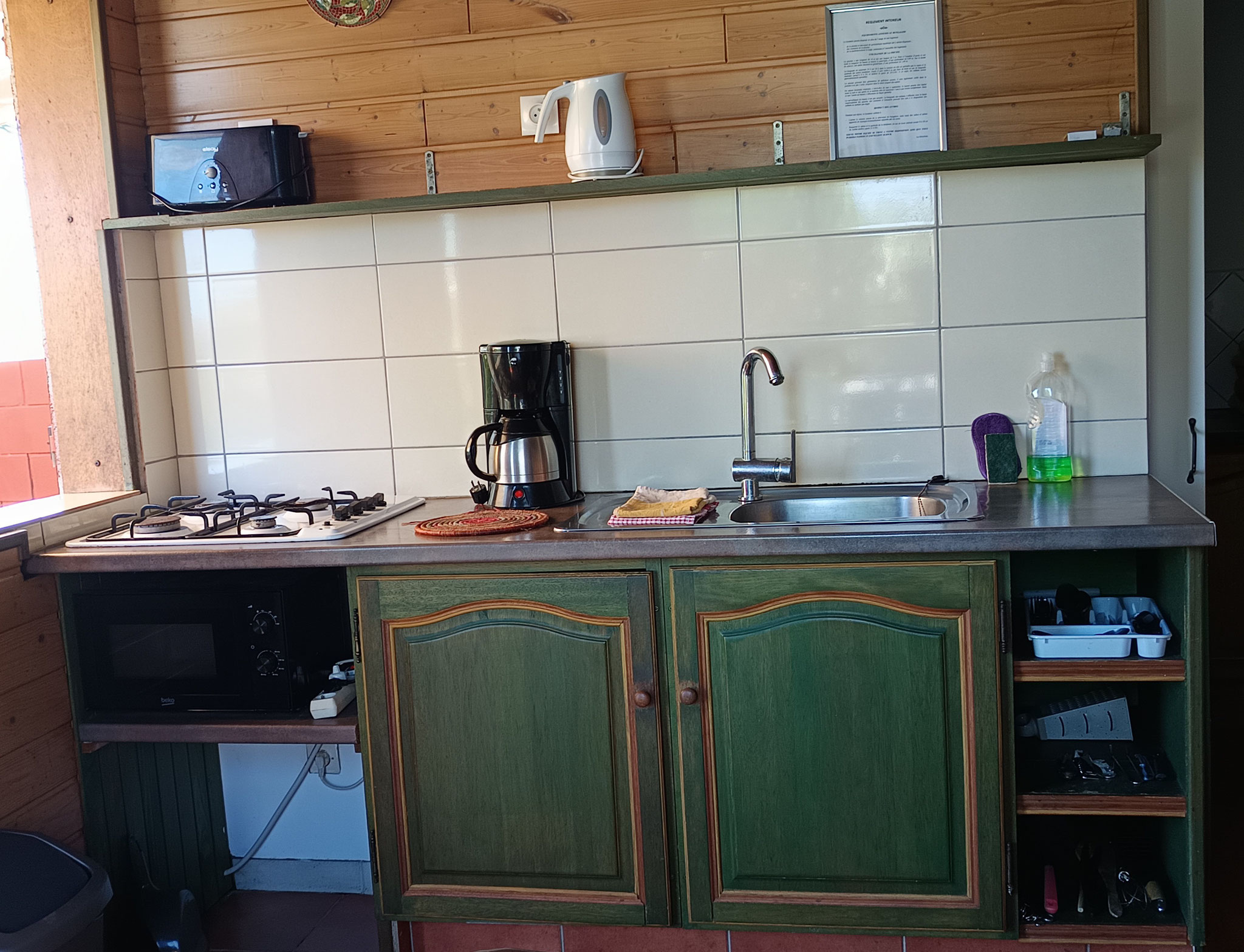 Fully equipped kitchen with green cabinets and gas hob, Bungalow 6 T3, self-catering rental Reunion Island