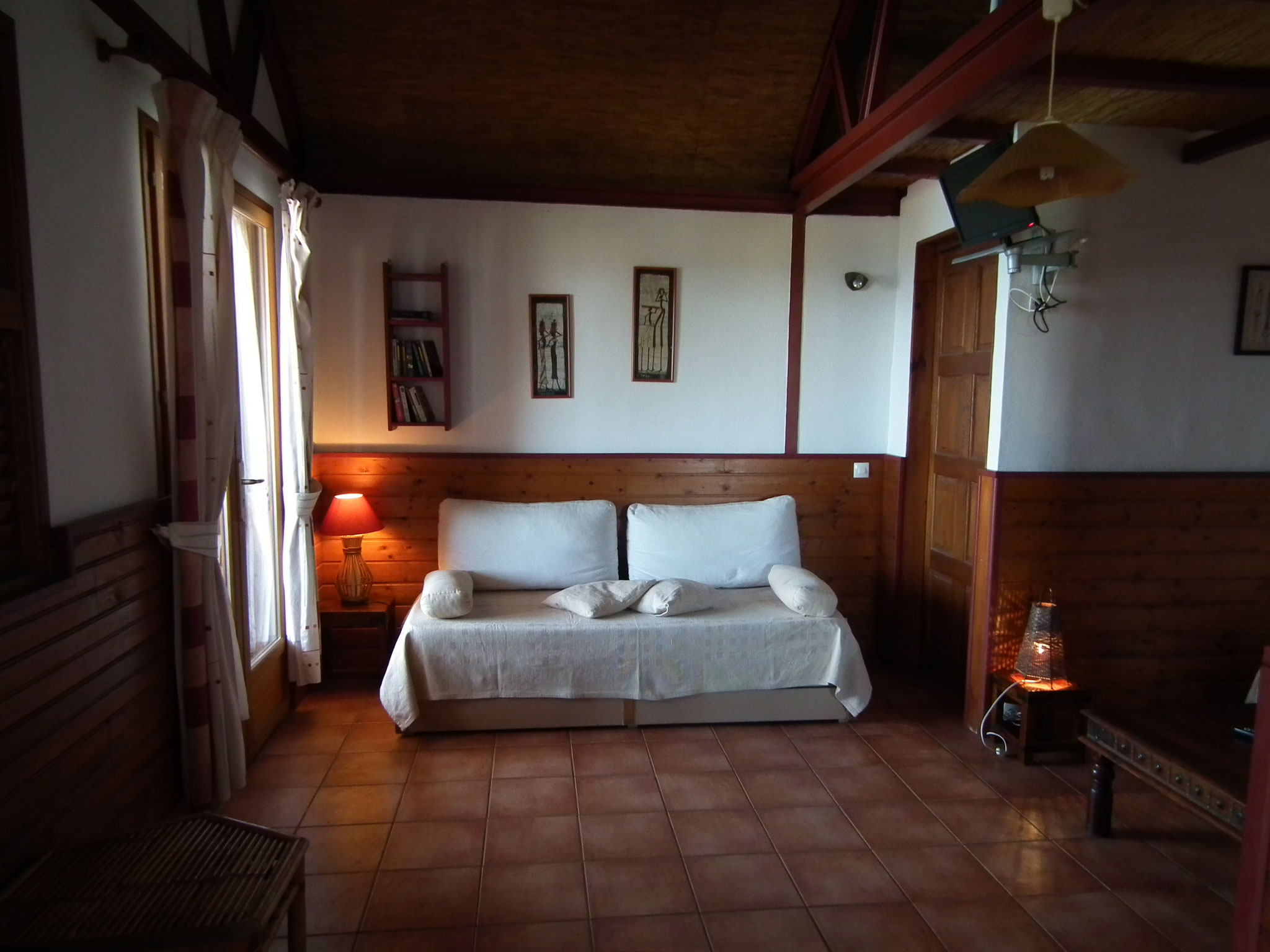 Chambre rez-de-chaussée bungalow n°9 – lit double 140x200, boiserie chaude, luminaire