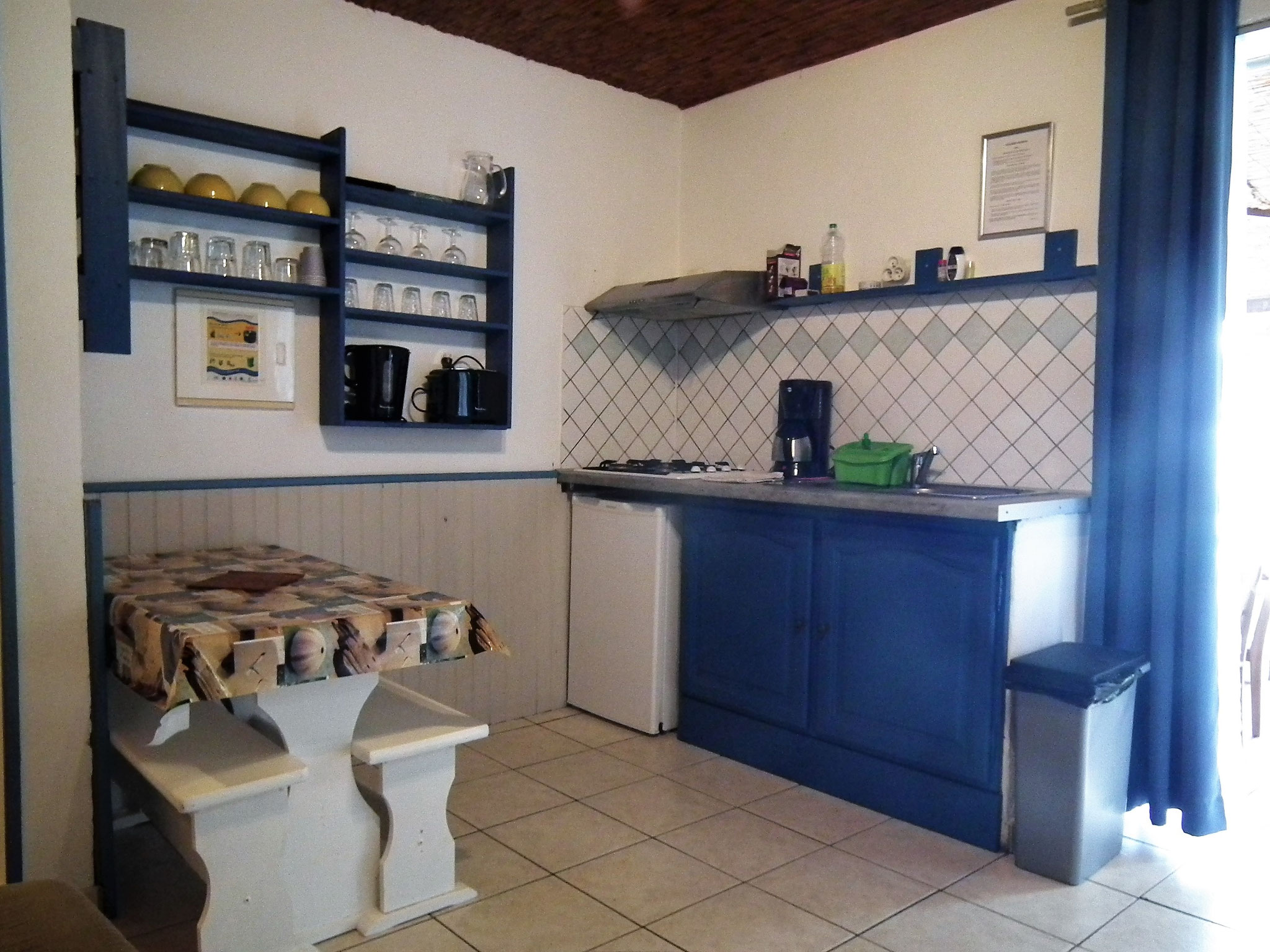 Equipped kitchen with blue cabinets and worktop, Bungalow 4, self-catering bungalow Le Cardinal des Grands Bleus