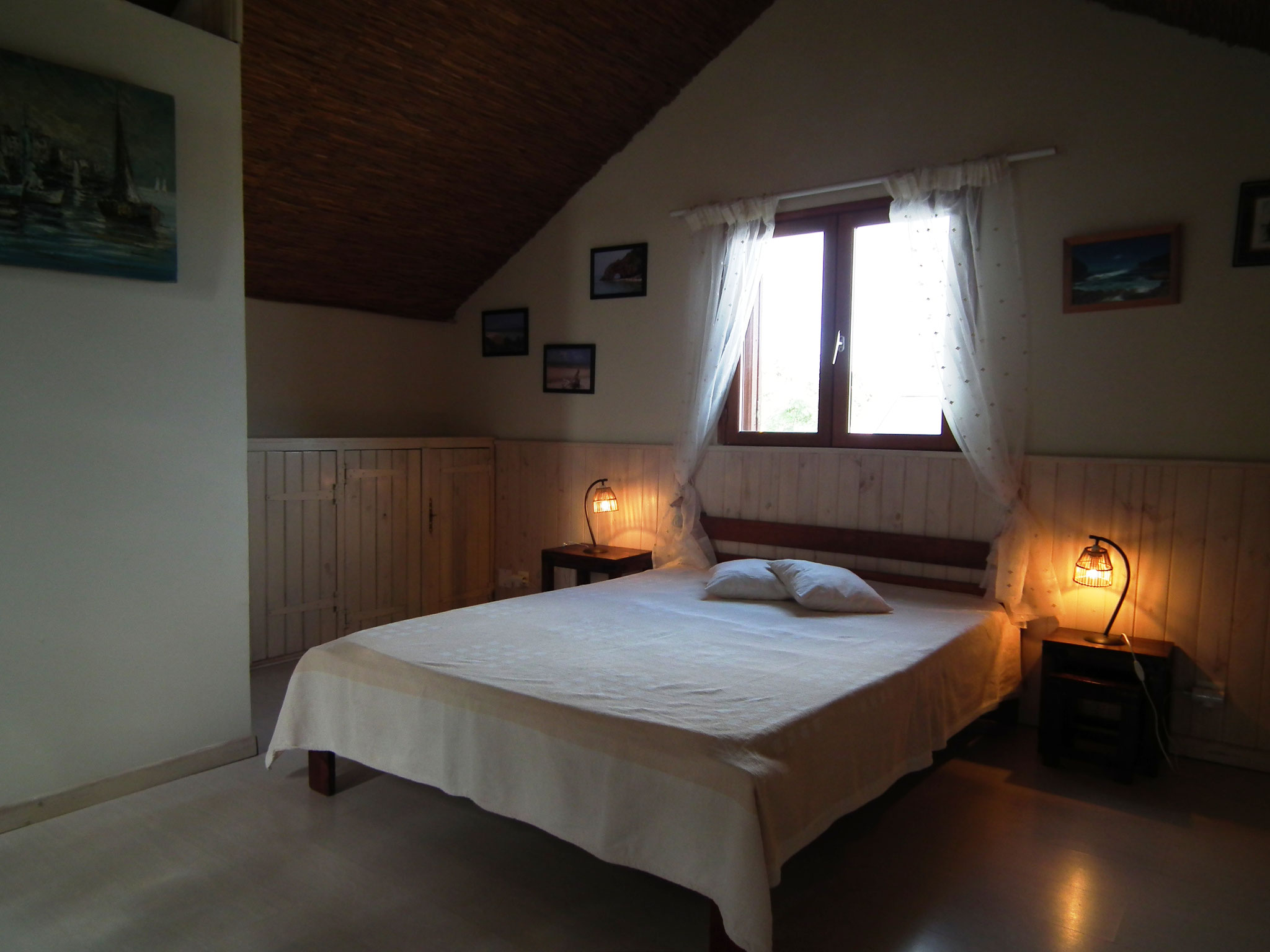 Chambre 2 premier étage bungalow n°10 – lit double 140x200, plafond chaume, fenêtre