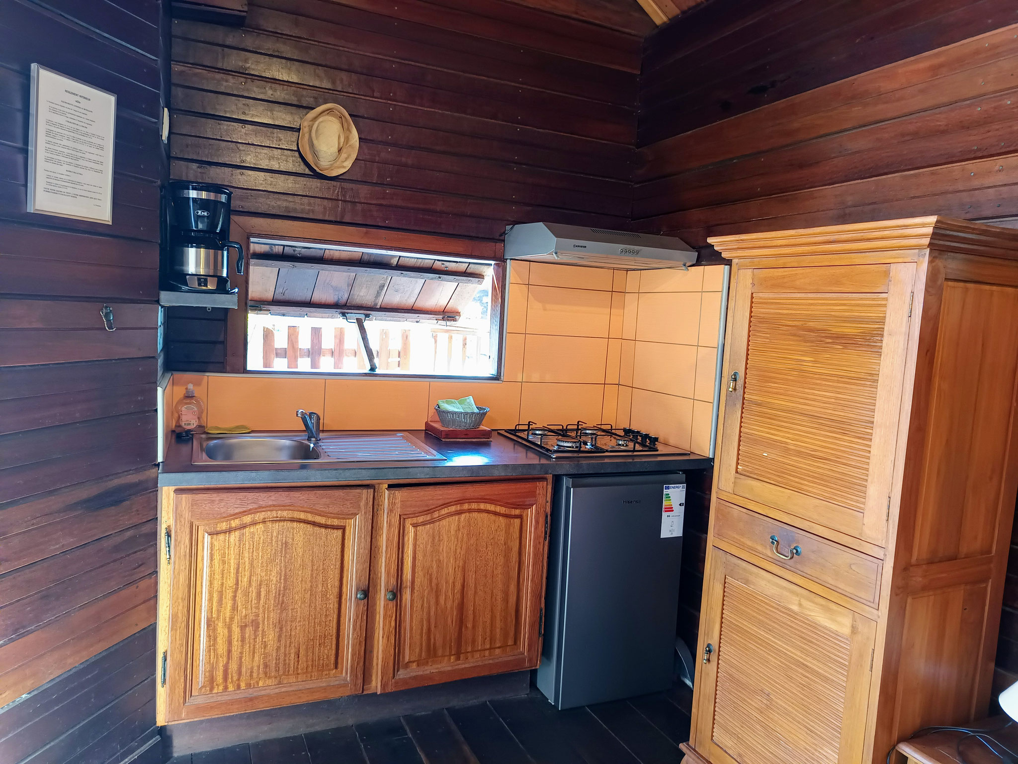 Equipped kitchen with gas hob, microwave and fridge, Bungalow 3, self-catering rental Saint-Leu