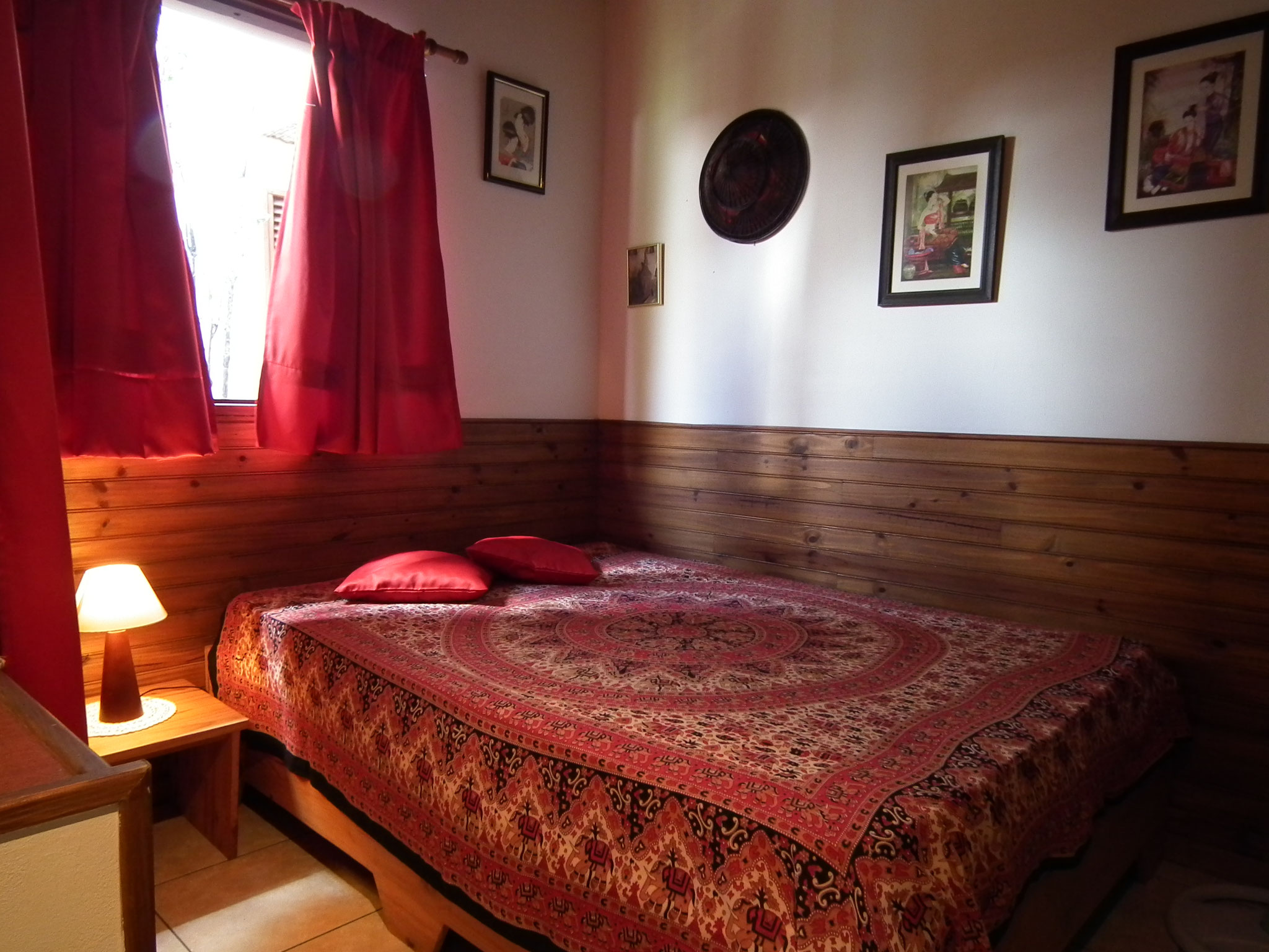 Double bedroom with red patterned bedspread and parquet floor, Bungalow 8, furnished bungalow Saint-Leu