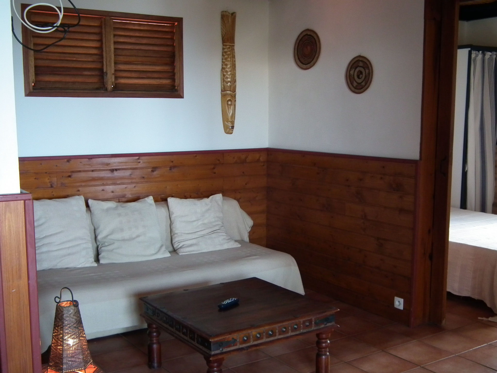 Bright living room with white sofa and coastal decor, Bungalow 9 T4, self-catering rental Reunion Island