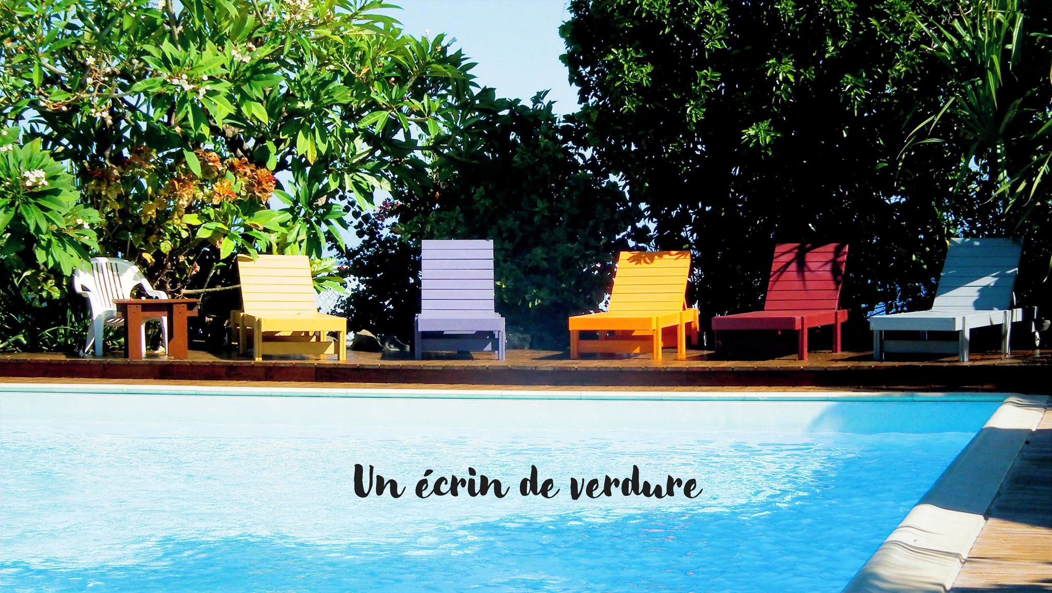 Piscine et transats colorés de la résidence Le Cardinal des Grands Bleus, Saint-Leu, La Réunion