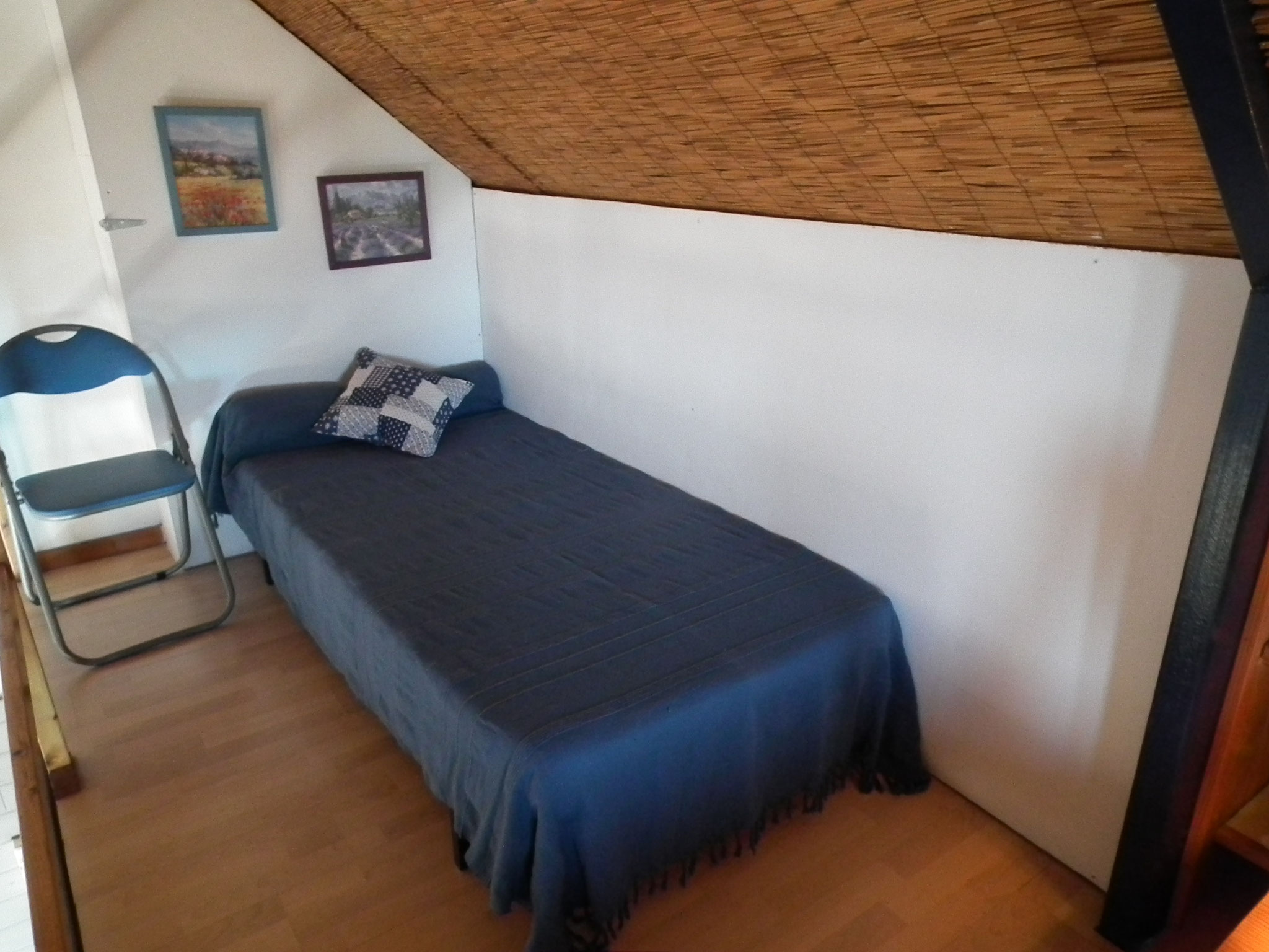 Mezzanine bungalow n°7 – lit simple 90x190, espace sous combles