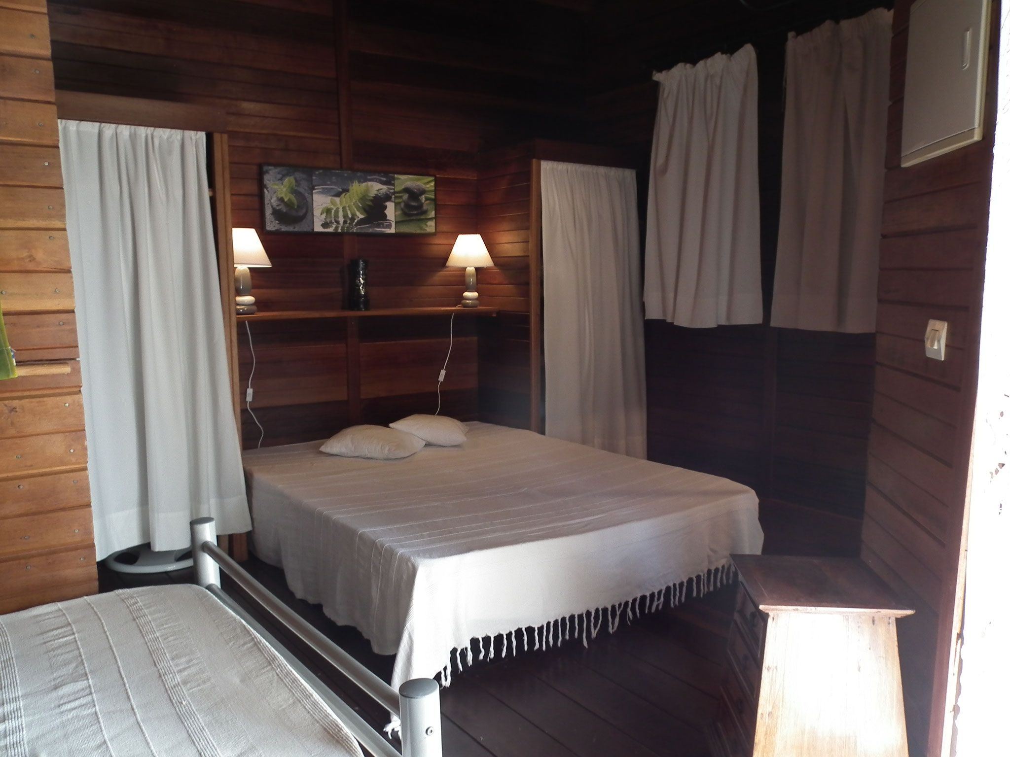 Chambre bungalow n°2 – lit double, lambris bois exotique, ambiance tropicale