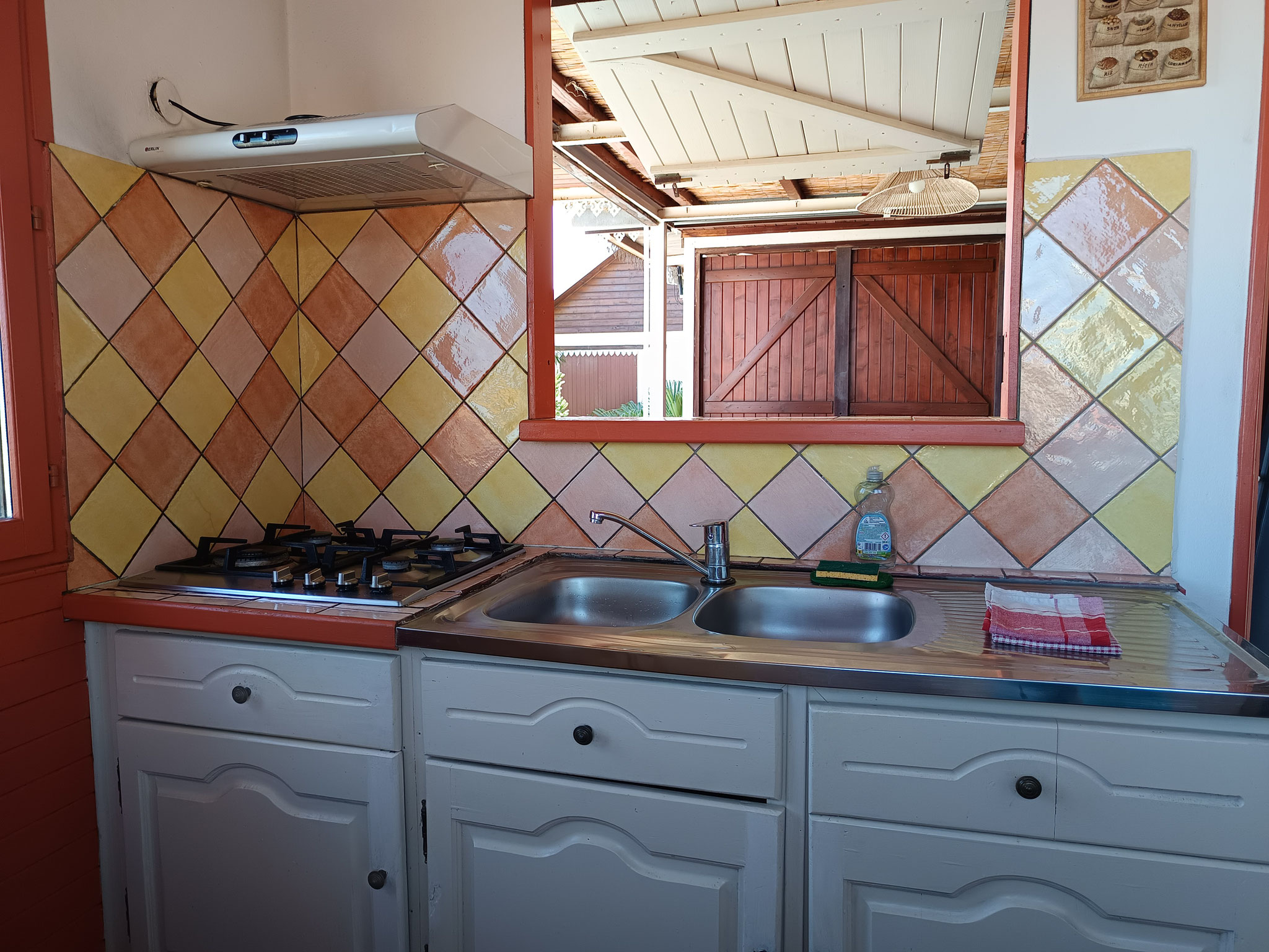 Cuisine bungalow n°9 – plan de travail carrelage, plaque de cuisson gaz, évier