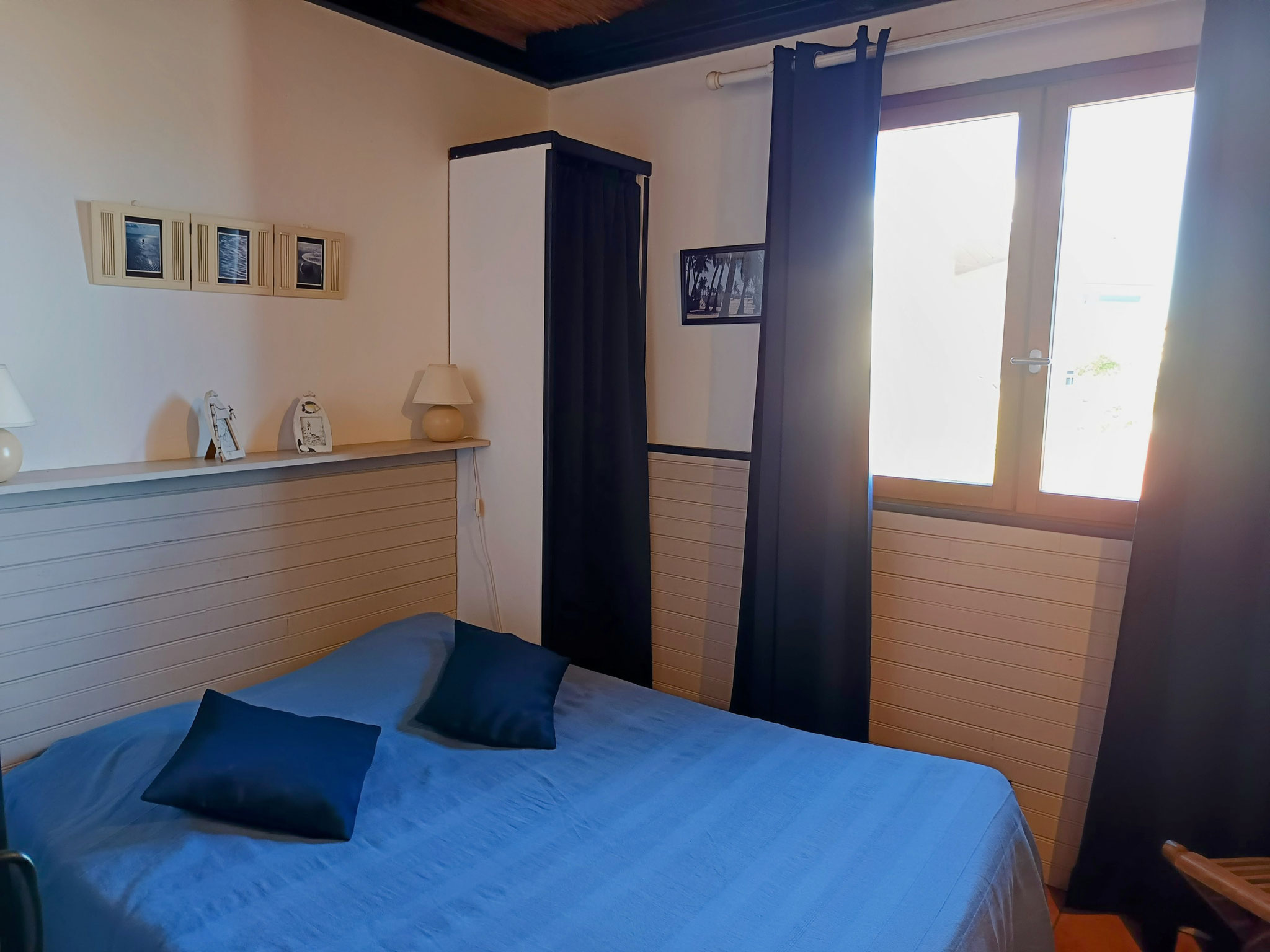 Chambre rez-de-chaussée bungalow n°9 – lit double 140x200, décoration maritime, ventilateur, draps fournis