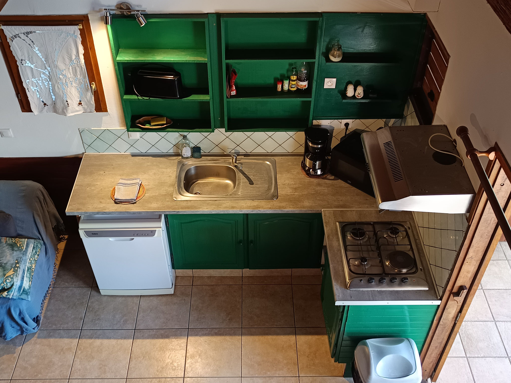 Cuisine bungalow n°8 – meubles verts, évier, plaque de cuisson, réfrigérateur-congélateur