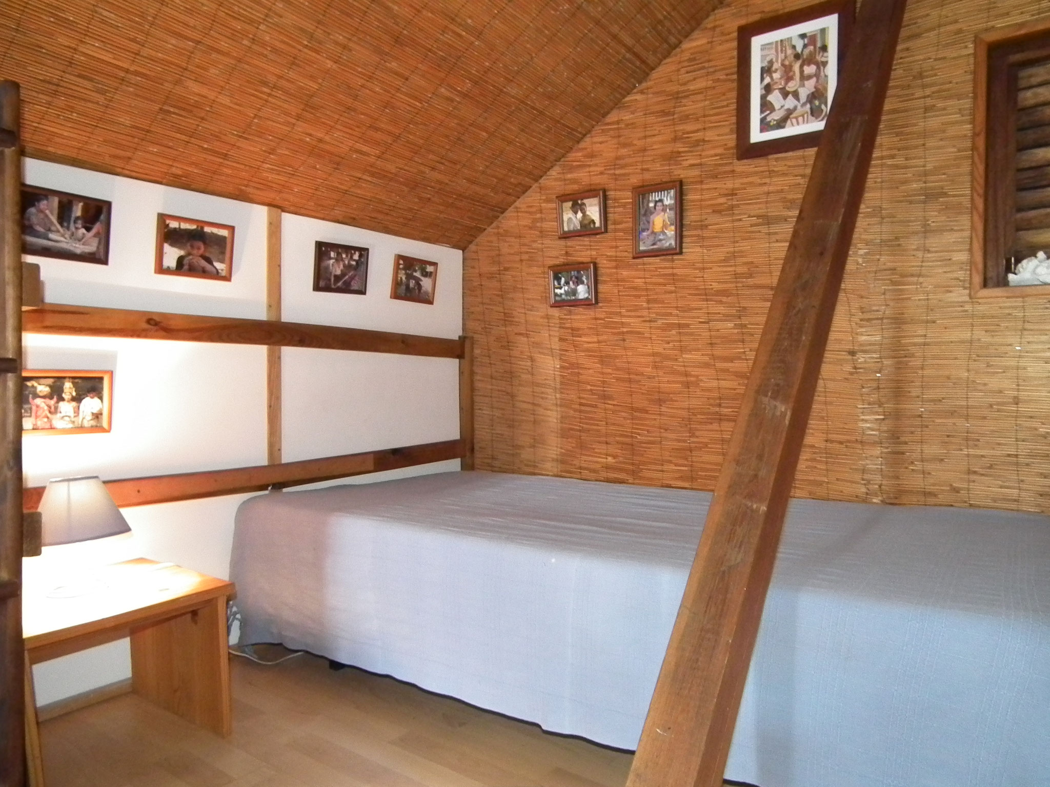 Mezzanine bungalow n°8 – lit simple 90x190, charpente bois, placards