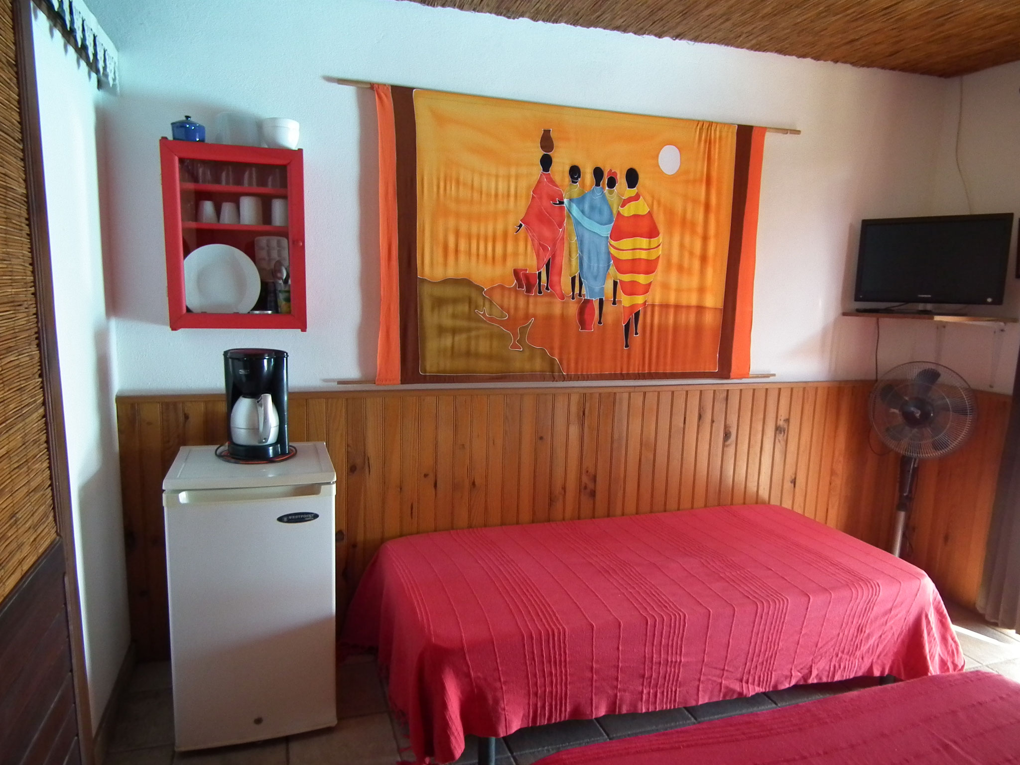 Chambre n°5 – lit rouge, vue d'ensemble, décoration murale peinte