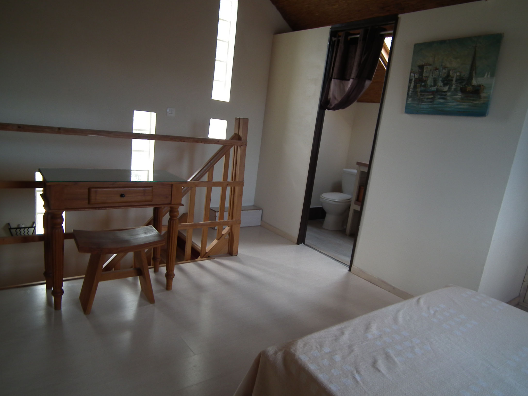 Escalier et séjour bungalow n°10 – accès premier étage, vue d'ensemble open-plan
